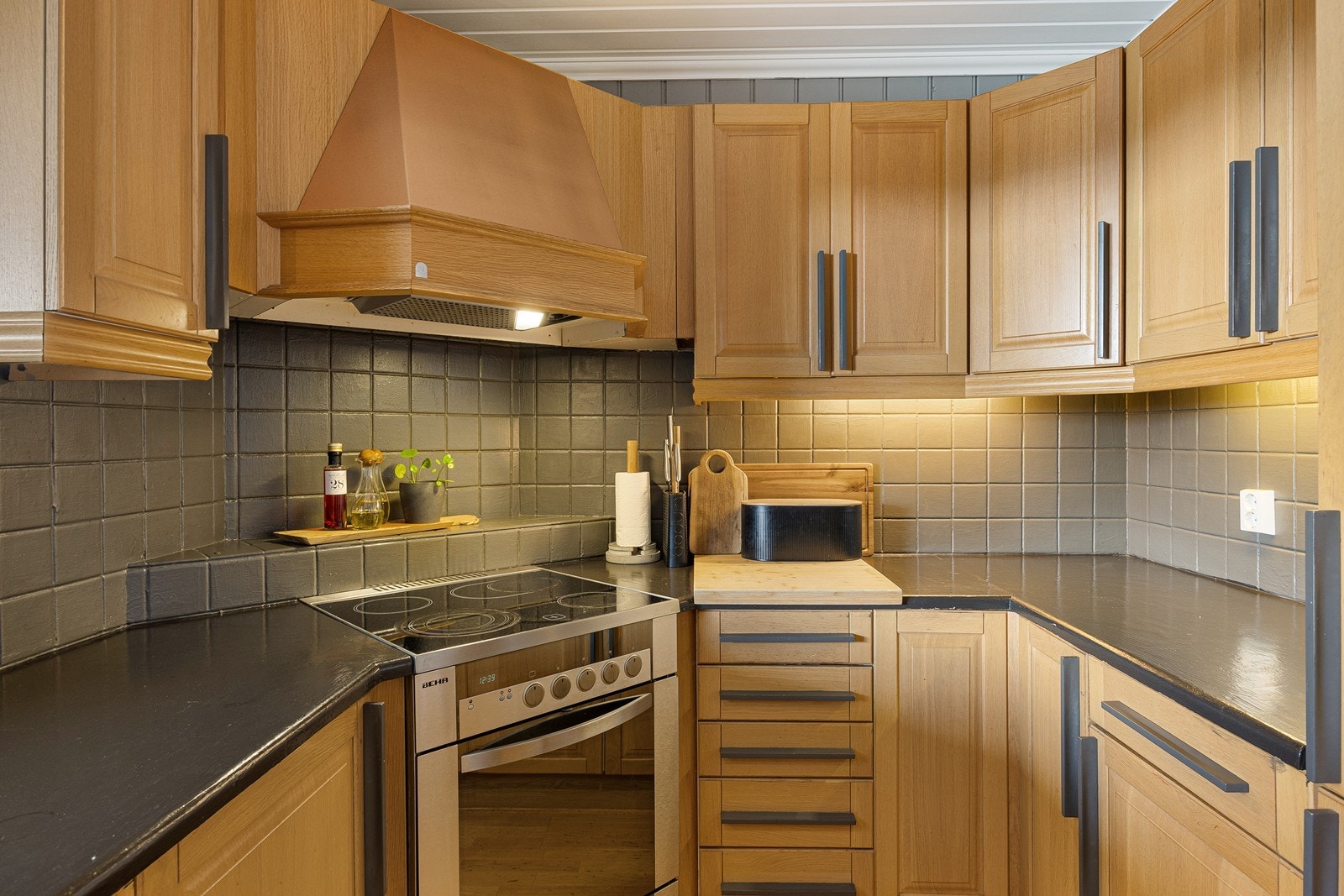 Kjøkkenet er utstyrt med ventilator, benkestikk og opplegg for oppvaskmaskin. Galleribilde