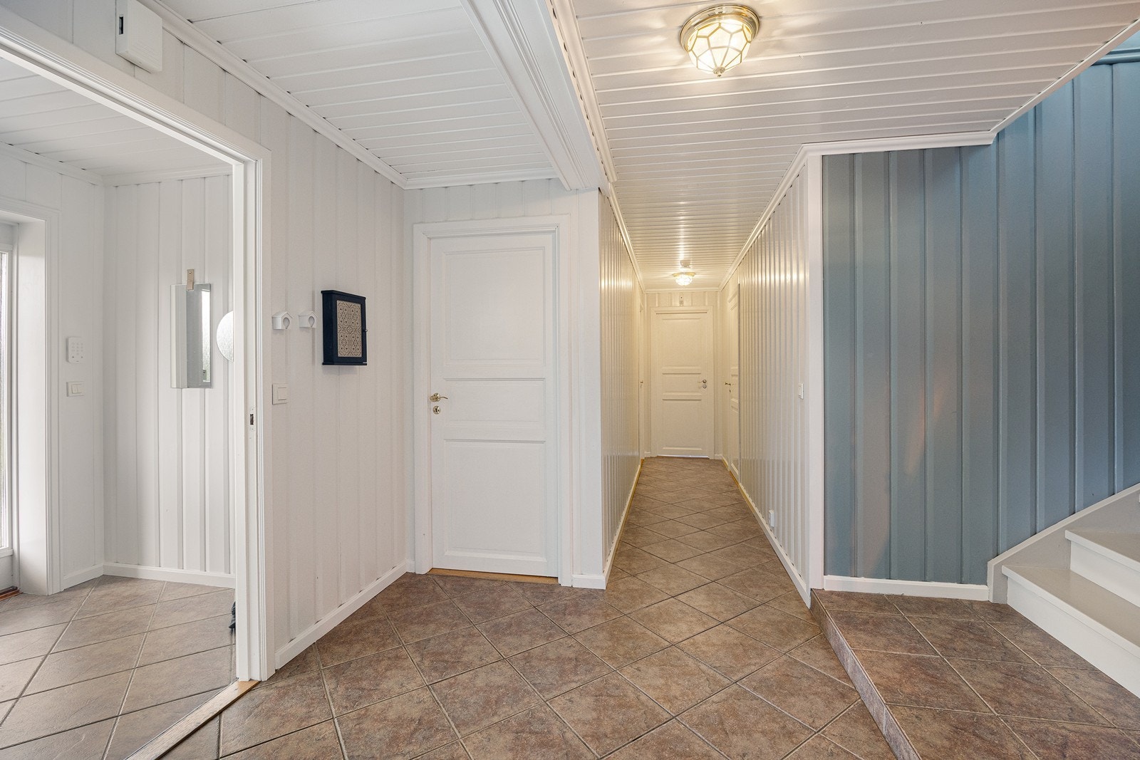 Eneboligen fremstår med tidsmessige fargevalg og innholdsrik planløsning. Galleribilde