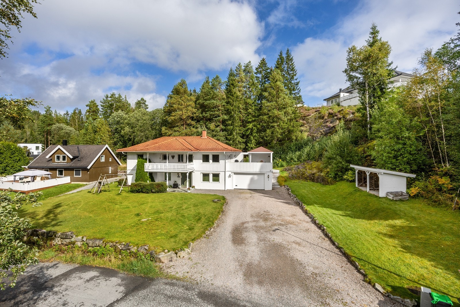 Velkommen til Taietveien 9 - en velholdt, pen og familievennlig enebolig i naturnære omgivelser. Galleribilde