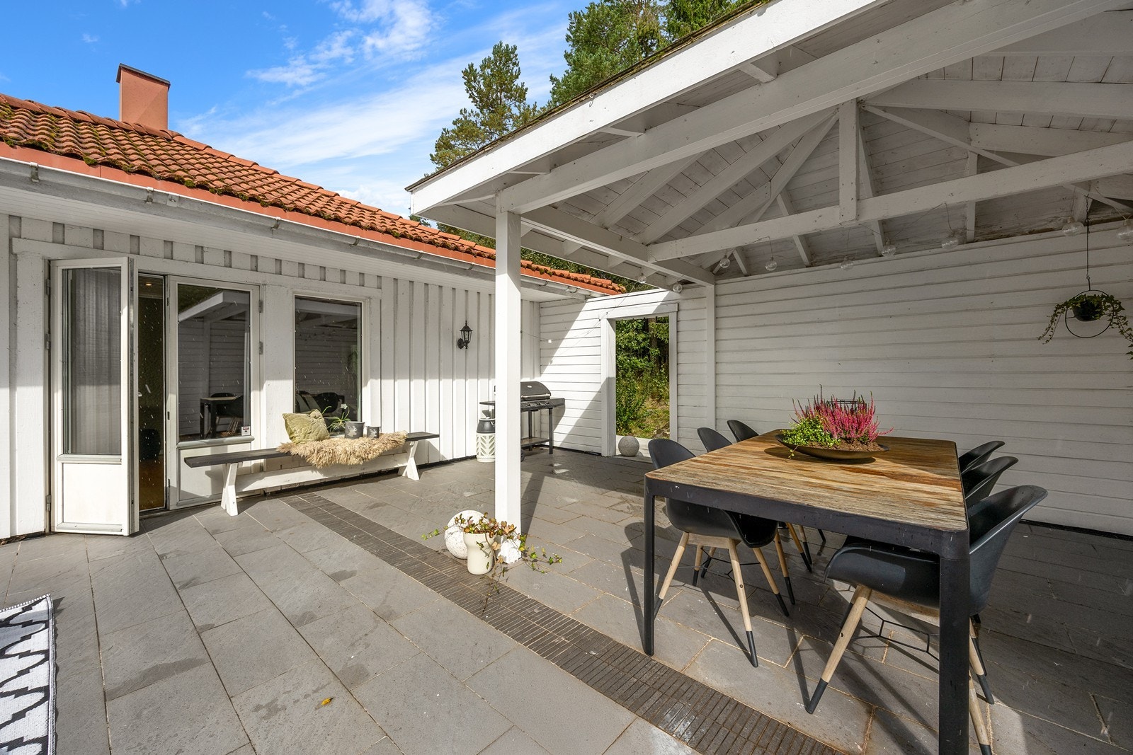 Stuen i 1. etasje har utgang til en sydøstvendt, dels overbygd terrasse på ca. 42 kvm. Galleribilde