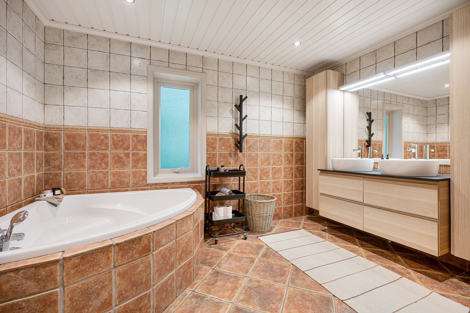 Ved soverommene i 1. etasje er det et romslig, helfliset bad. Galleribilde