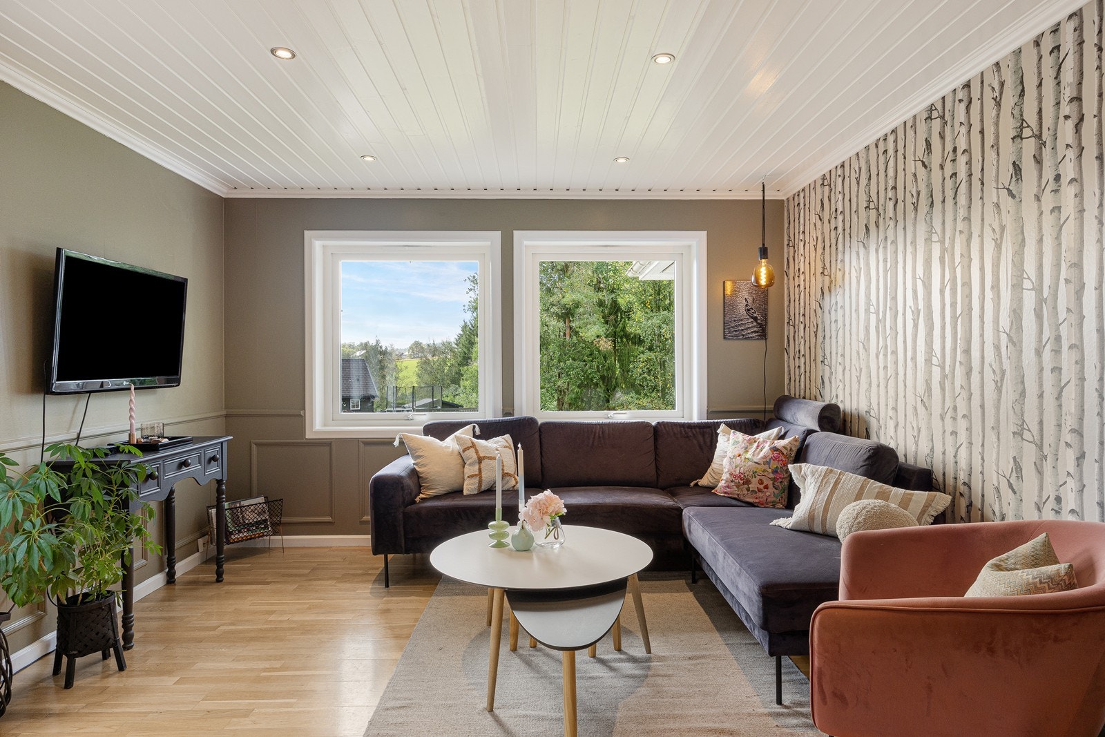 Den vinklede planløsningen i stuen gir fine, definerte soner for møblering. Galleribilde