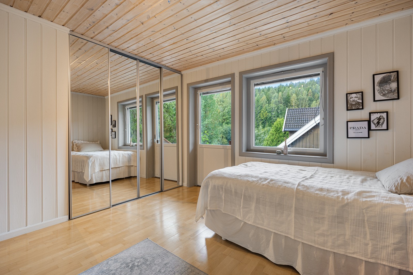 Ett av soverommene har utgang til en nordvestvendt luftebalkong på ca. 5 kvm. Galleribilde