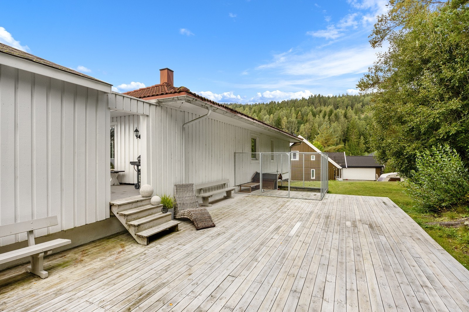 På baksiden av huset er det en stor, skjermet markterrasse med bl.a. hundebur. Galleribilde