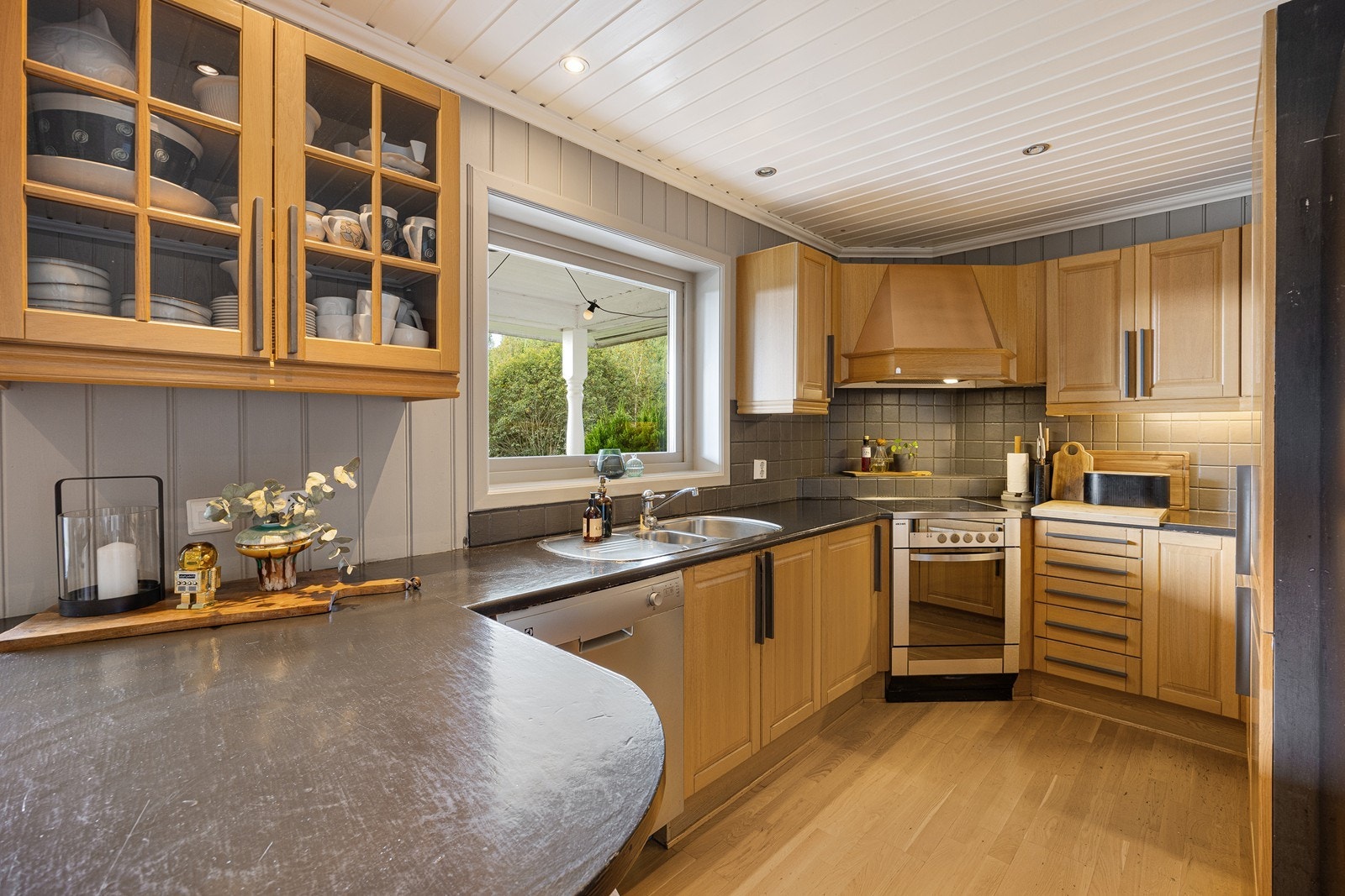 Kjøkkenet har et stilrent og pent design med god skap- og benkeplass. Galleribilde