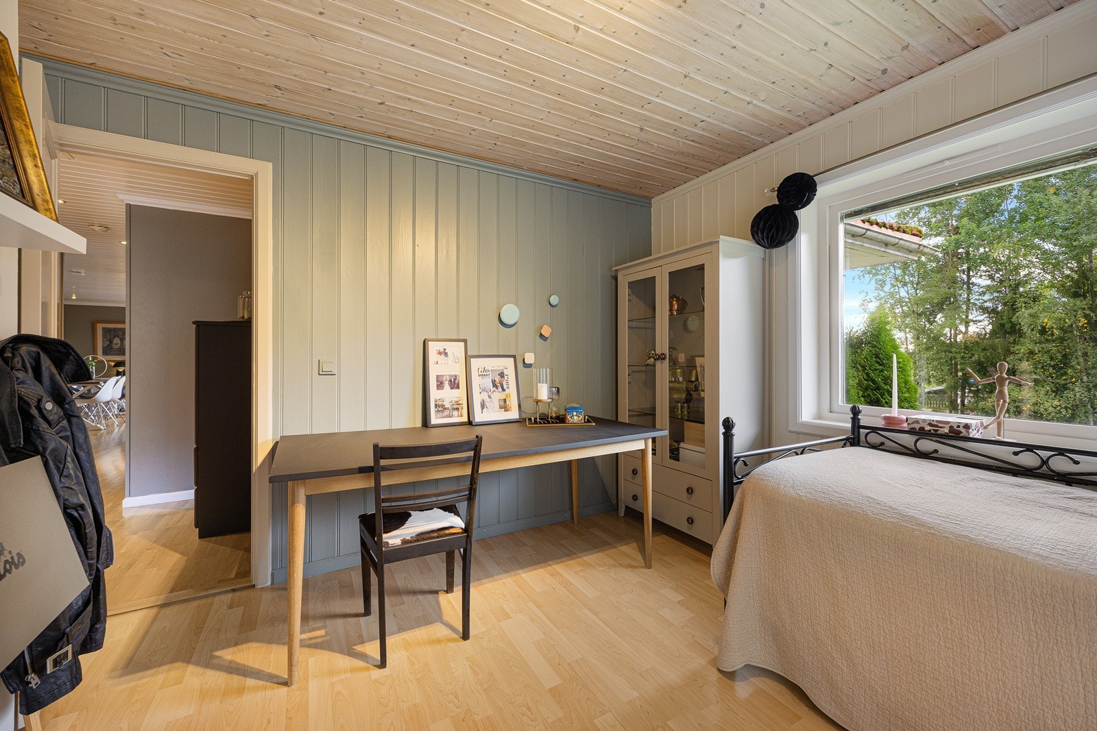 Det er fire pene soverom i eneboligen - to i hver etasje. Galleribilde