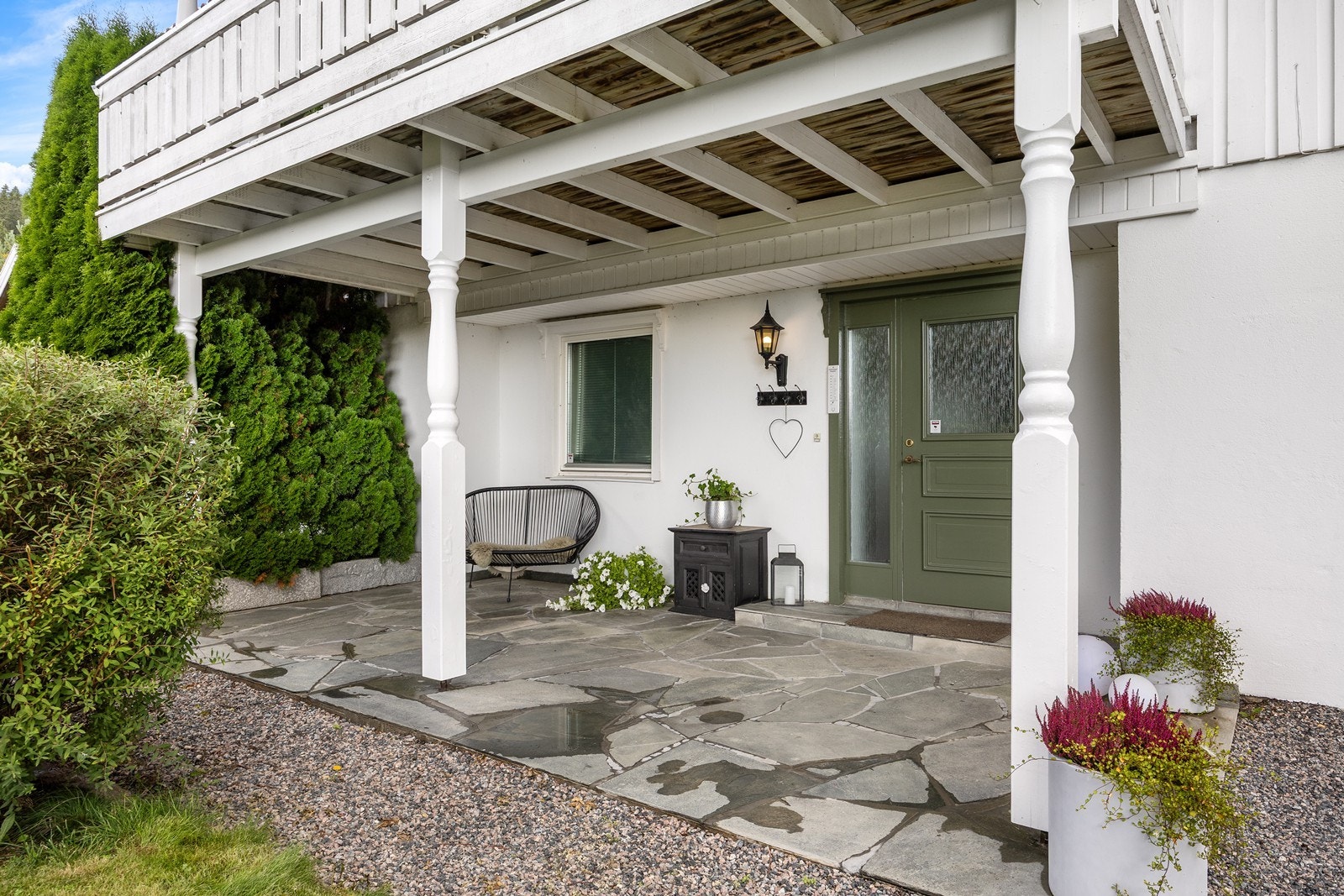 Eneboligen har et pent, overbygd inngangsparti med gruslagt adkomst og skiferlagt repos. Galleribilde