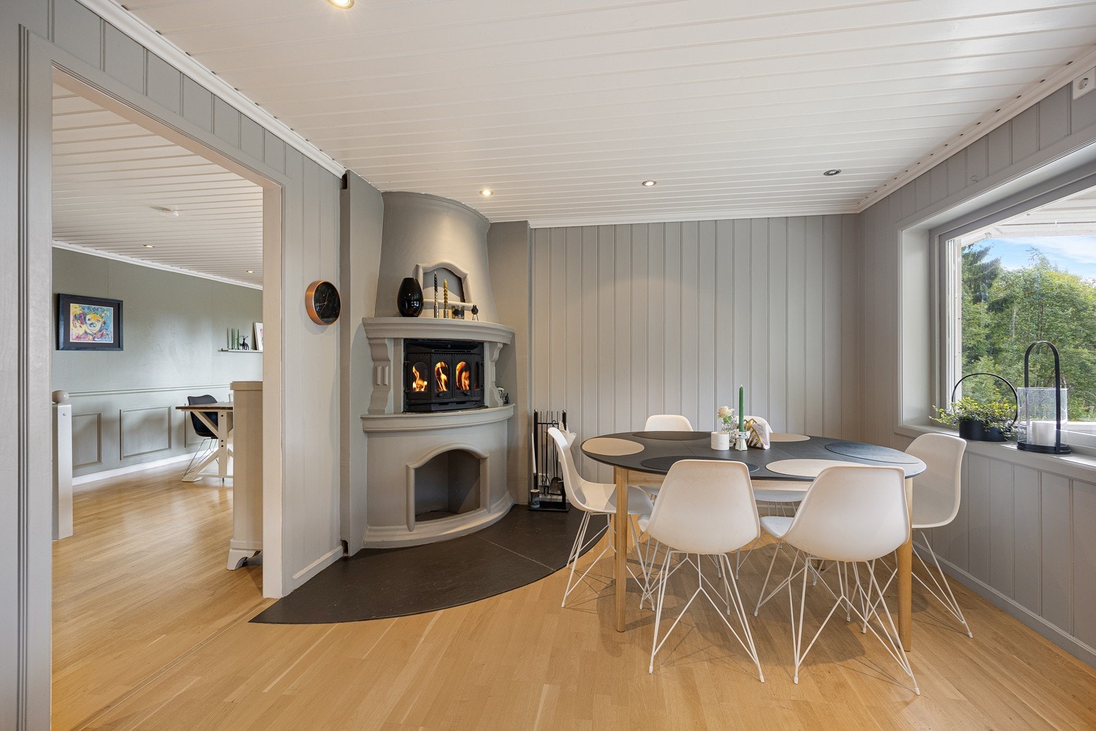 Ved spiseplassen på kjøkkenet er det en gråmalt elementpeis med innsats. Galleribilde