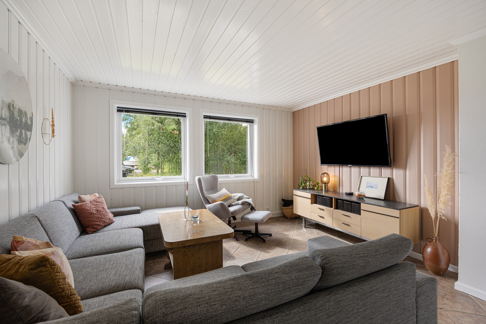 I underetasjen er det en luftig og pen kjellerstue med fin møbleringsfrihet. Galleribilde