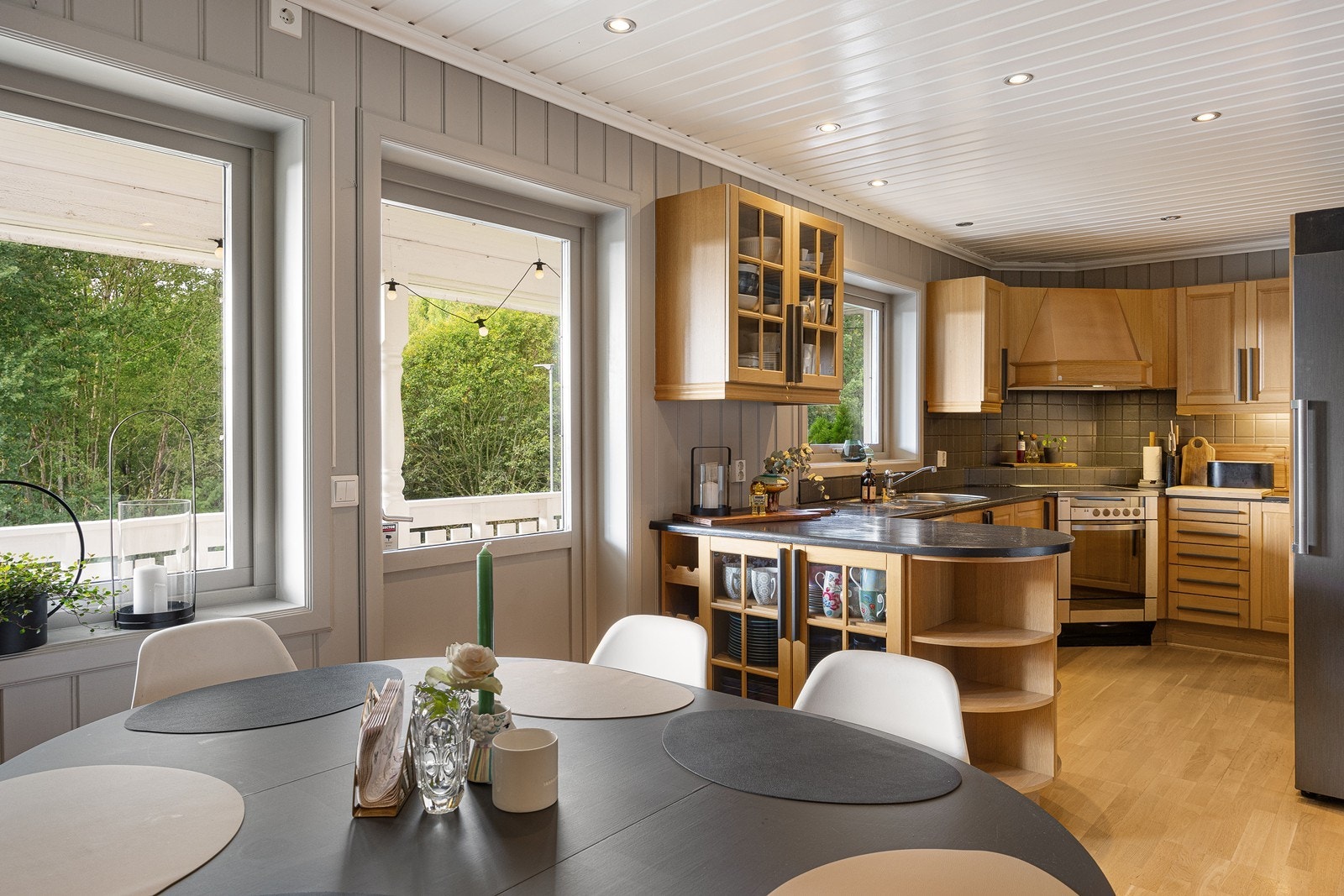 Kjøkkenet har utgang til en overbygd, sydvestvendt balkong. Galleribilde