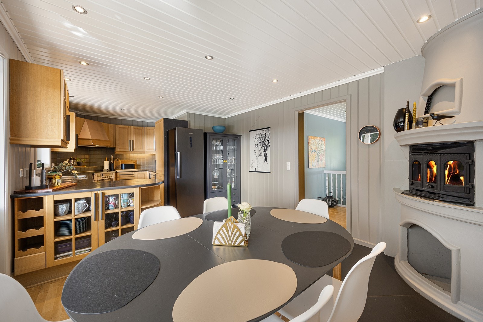 Nærheten mellom spiseplassen og kjøkkenet gjør matlagingen sosial og serveringen enkel. Galleribilde