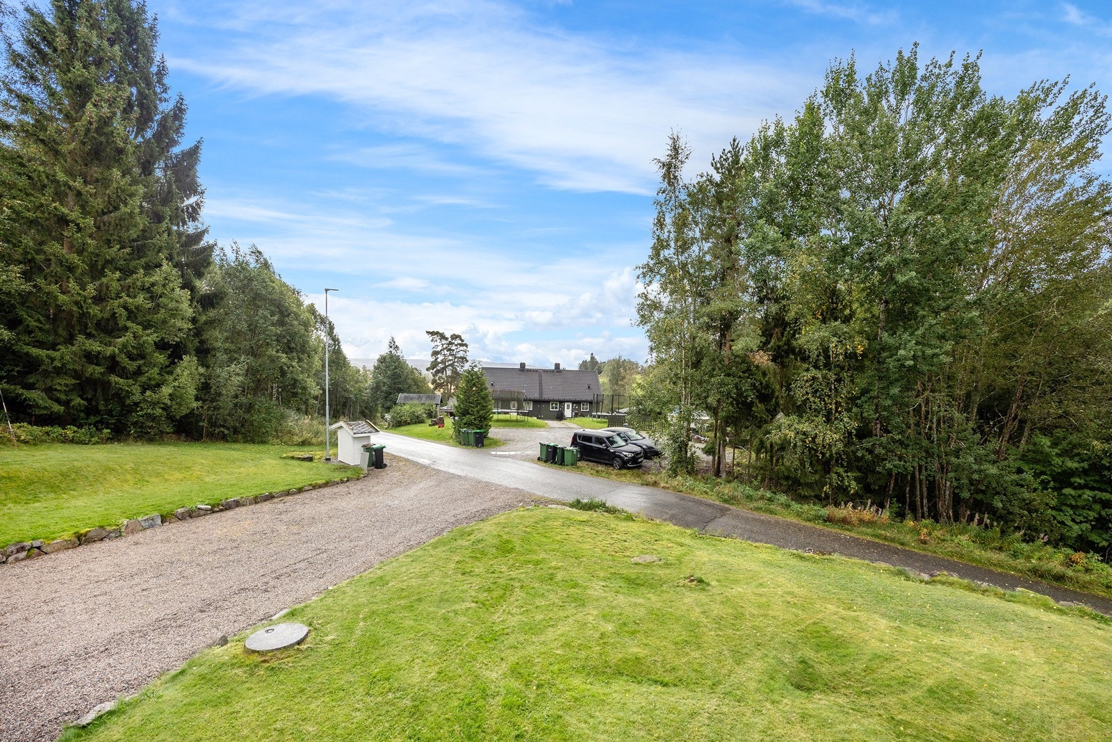 Eiendommen ligger landlig, rolig og meget barnevennlig til - omkranset av vakker natur og høye trær. Galleribilde