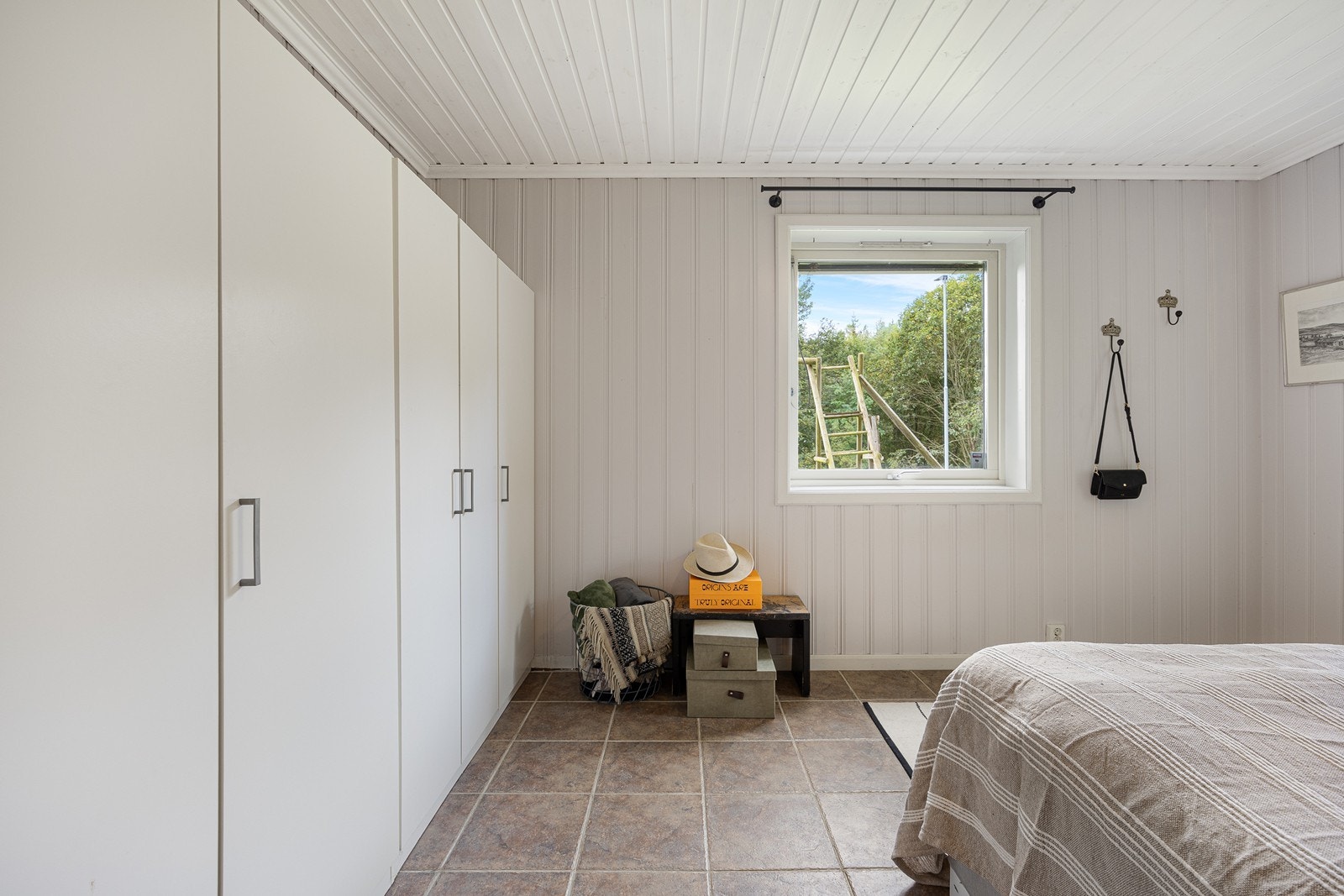 Soverommene i underetasjen har flislagt gulv og vannbåren gulvvarme. Galleribilde