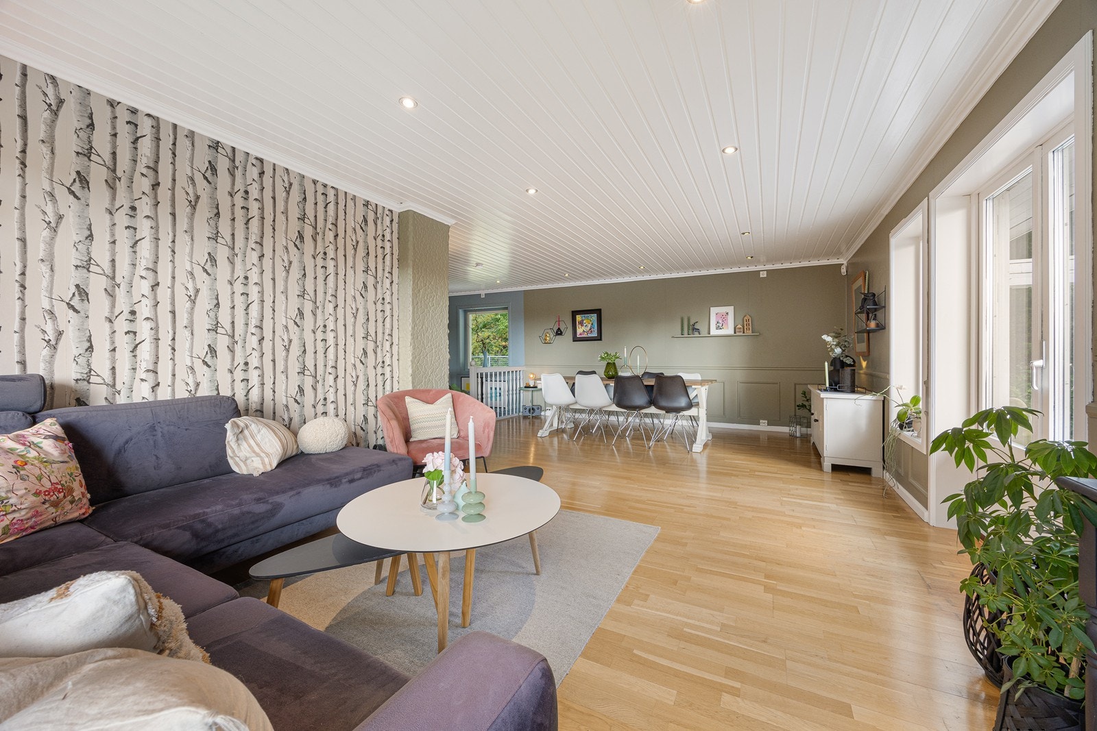 Det er installert downlights i den hvite himlingen. Galleribilde