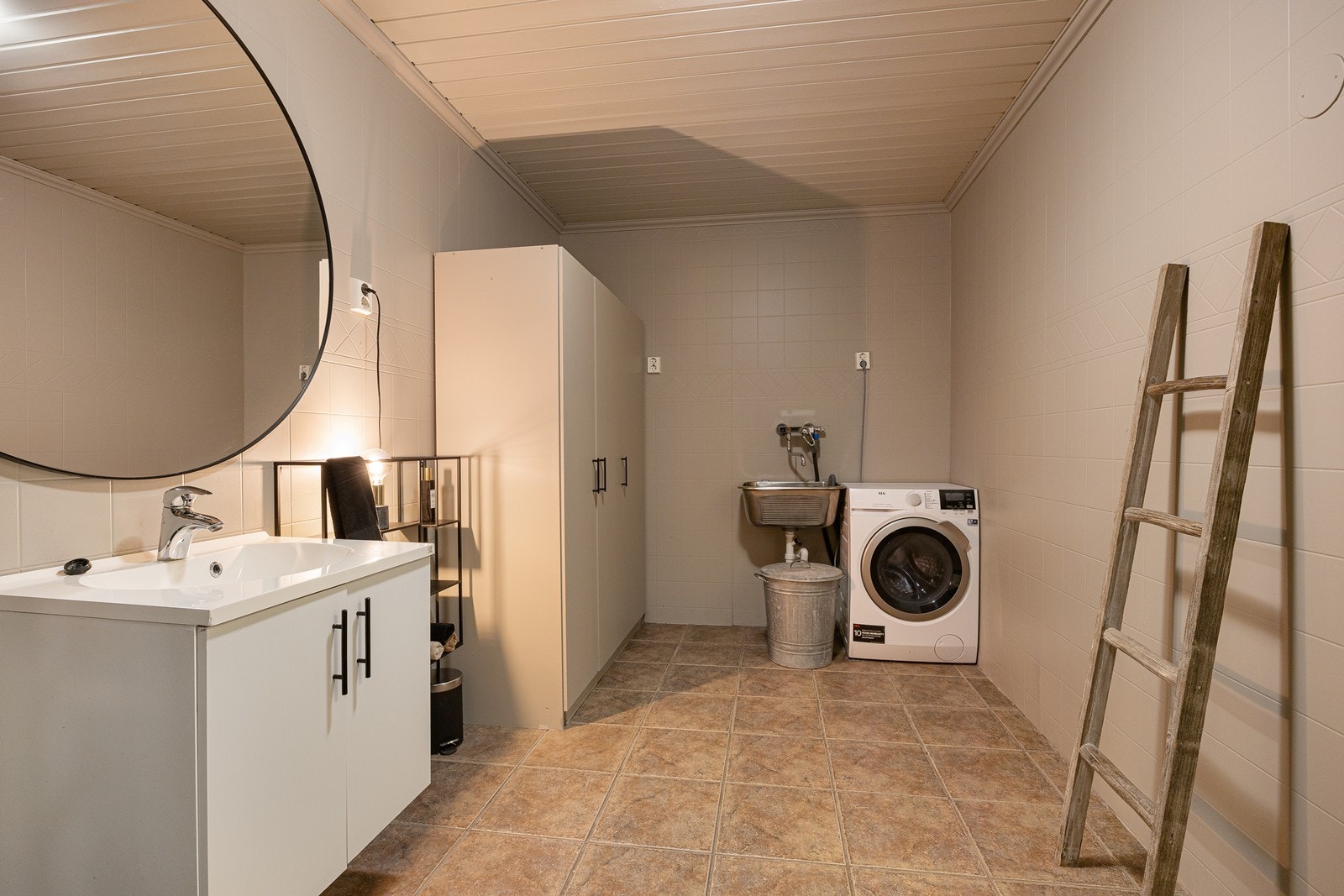 Badet i underetasjen er romslig og pent, med vannbåren gulvvarme og opplegg for vaskemaskin. Galleribilde