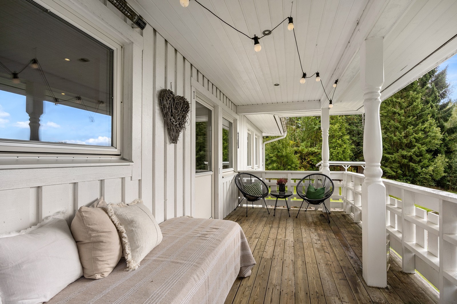 Fra kjøkkenet er det utgang til en overbygd, lun balkong på ca. 14 kvm. Galleribilde