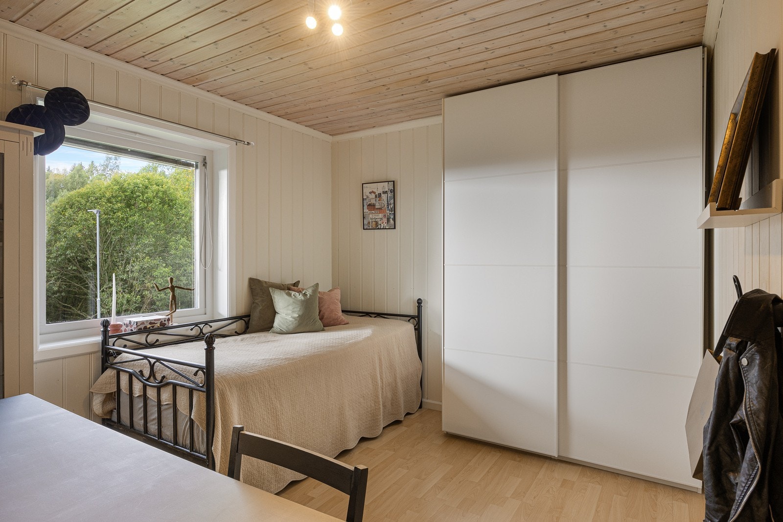 Det er garderobeløsninger på tre av soverommene. Galleribilde