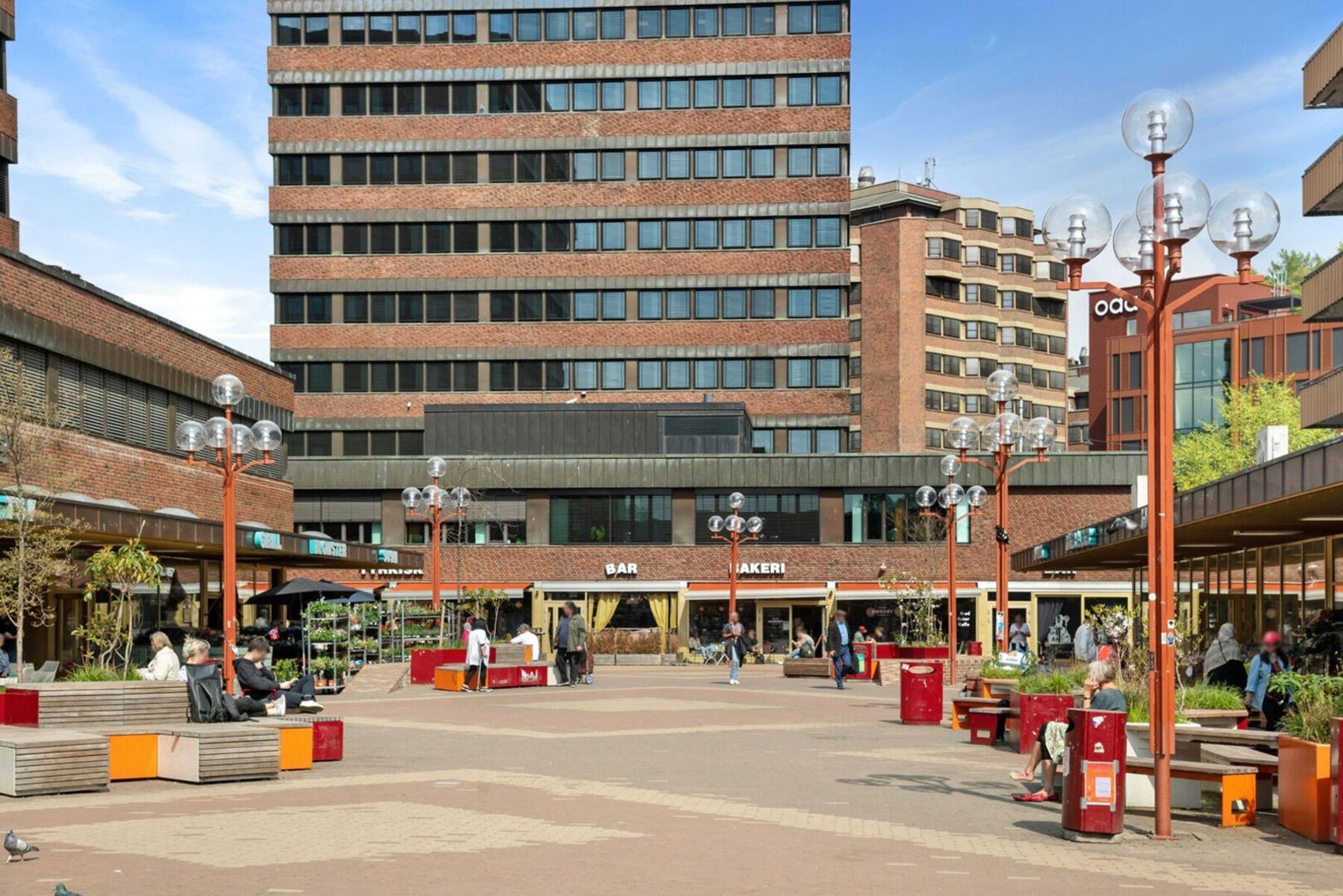 Tøyen Torg byr på et rikt utvalg av restauranter, kafeér, bakeri, blomsterbutikk m.m. Galleribilde