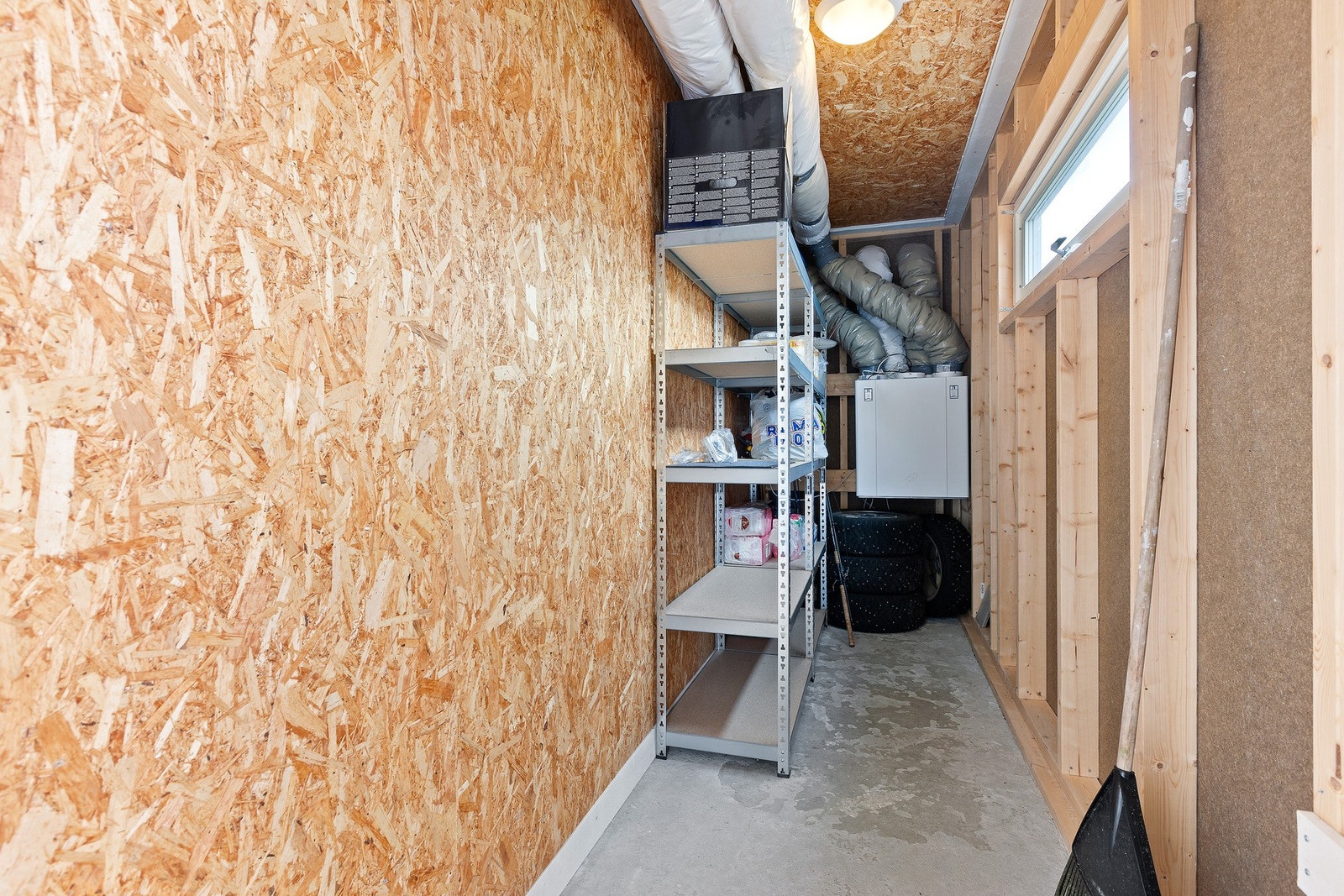 Rett utenfor leiligheten har man en tilhørende utebod - alt har sin plass! Galleribilde