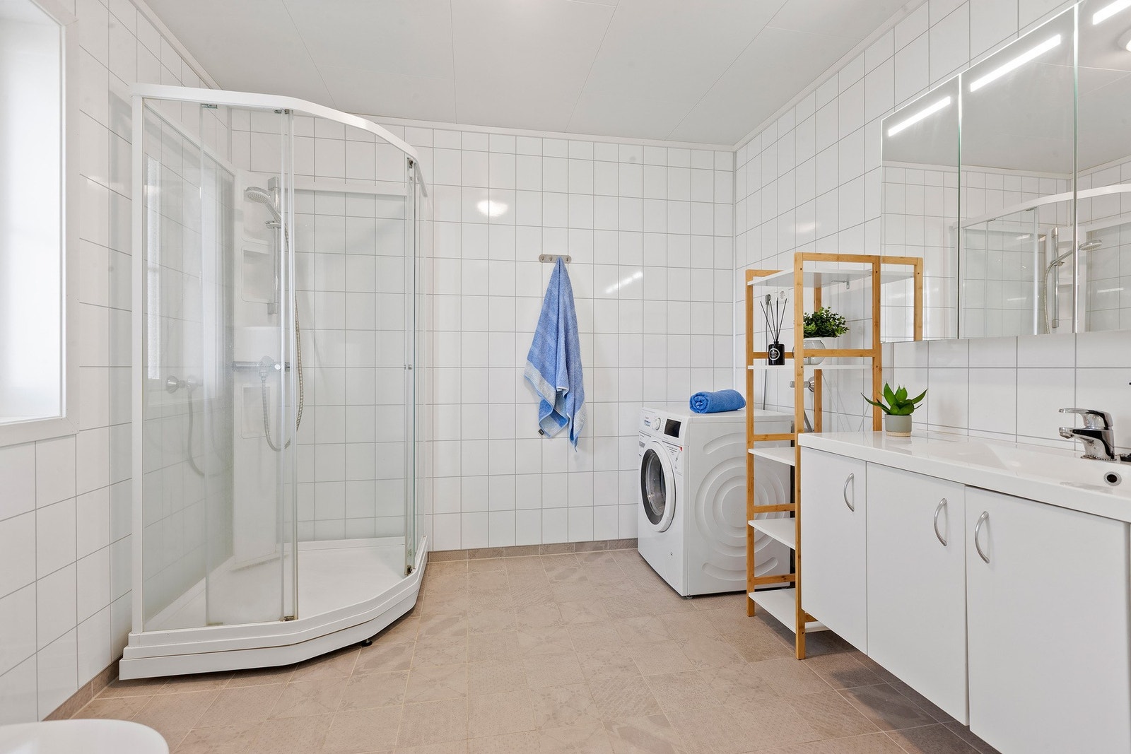 Moderne bad/vaskerom med vindu som slipper inn dagslyset Galleribilde