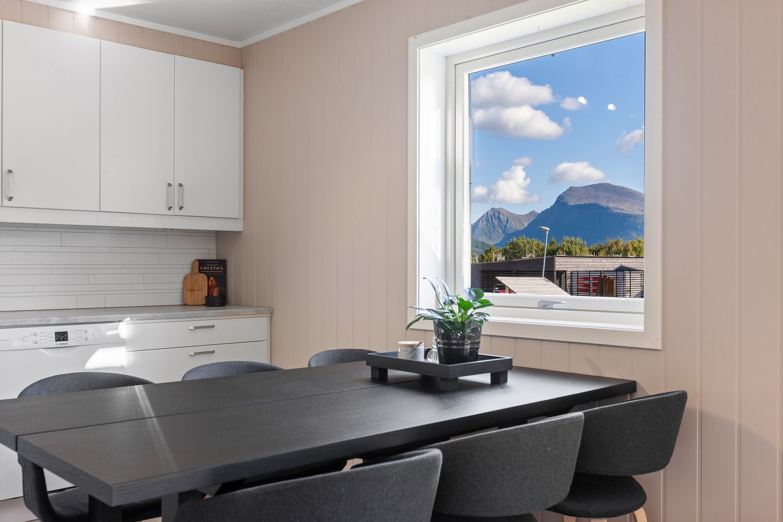 Fra kjøkkenvinduet har man utsikt til nærområdet Galleribilde