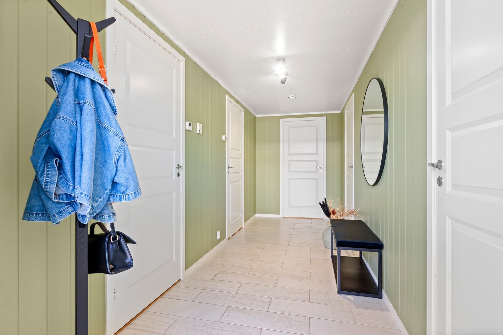 Praktisk entré med god oppbevaringsmuligheter Galleribilde