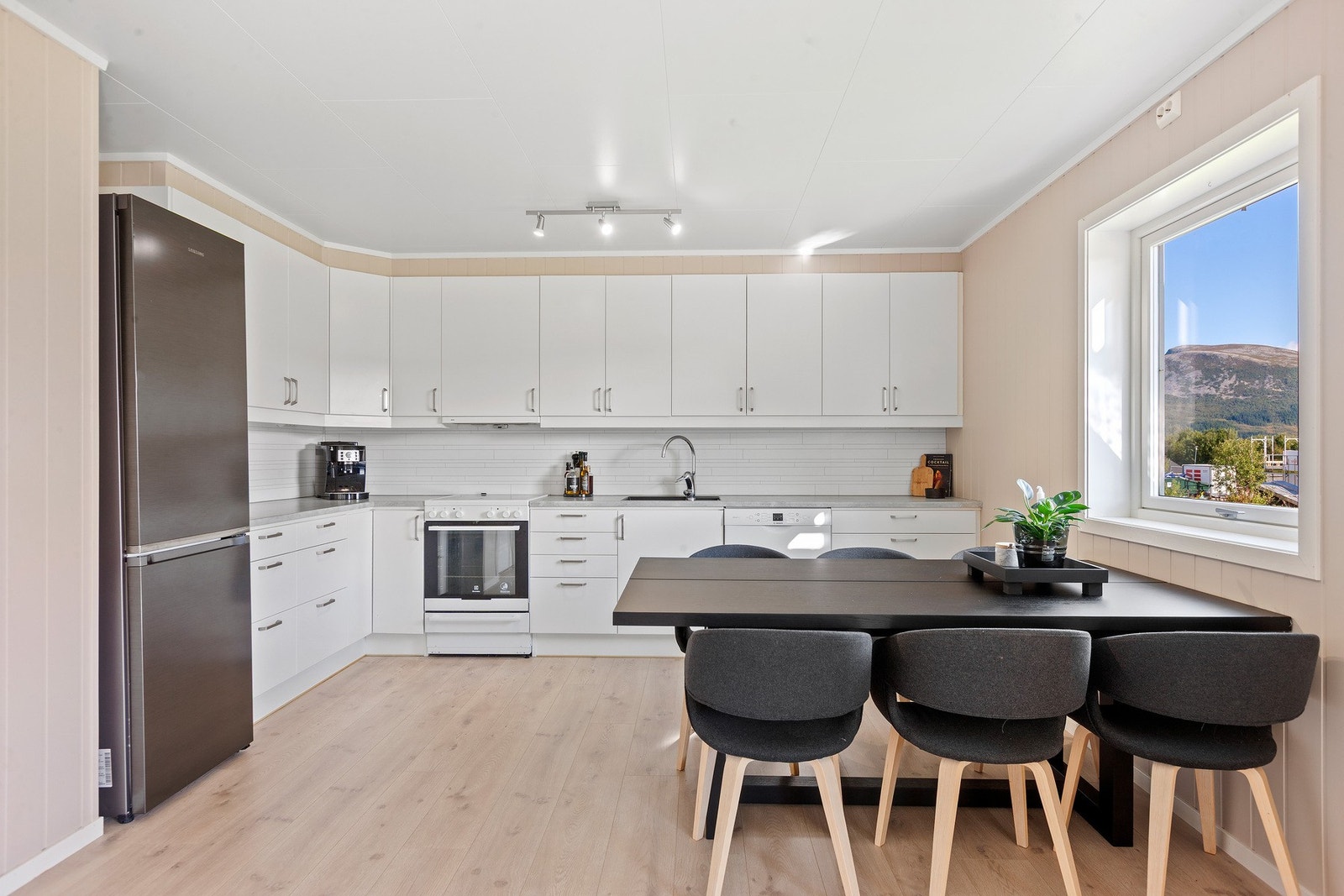 Det er god plass til et spisebord ved kjøkkenet Galleribilde