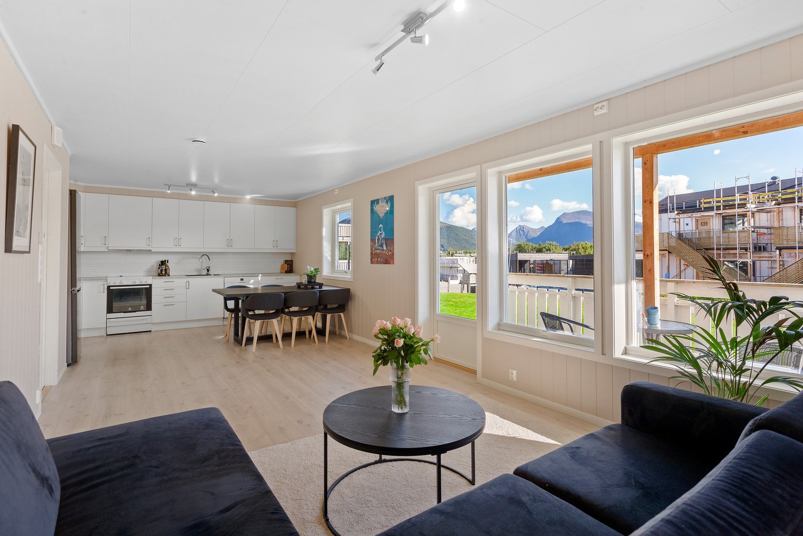 Fra stue/kjøkken er det utgang til terrasse Galleribilde