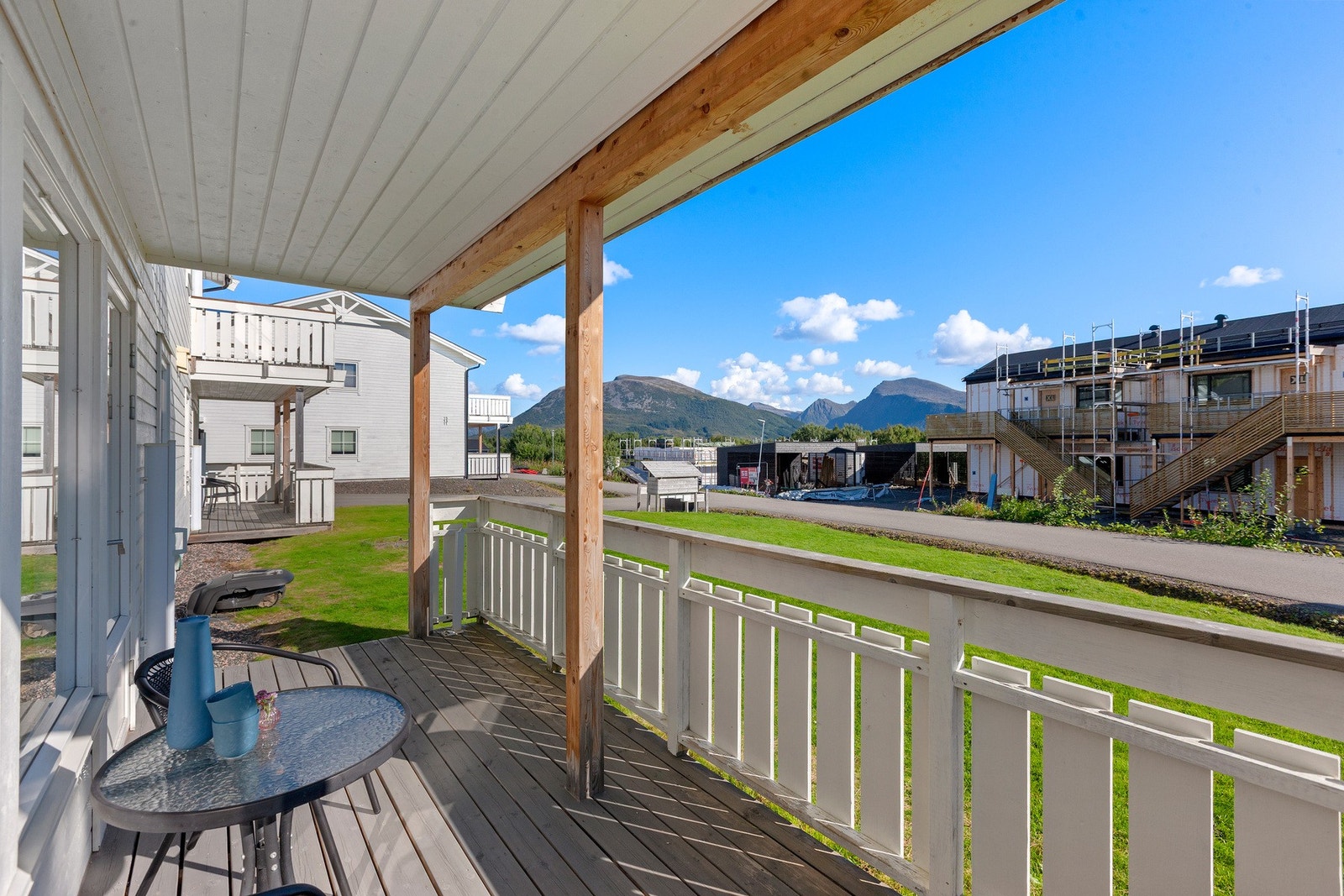 Med god plass til utemøbler og grønne innslag, blir terrassen et ekstra oppholdsrom Galleribilde