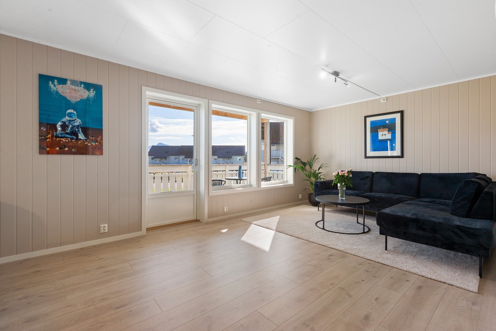 Stue/kjøkken har store og lyse vinudsflater Galleribilde