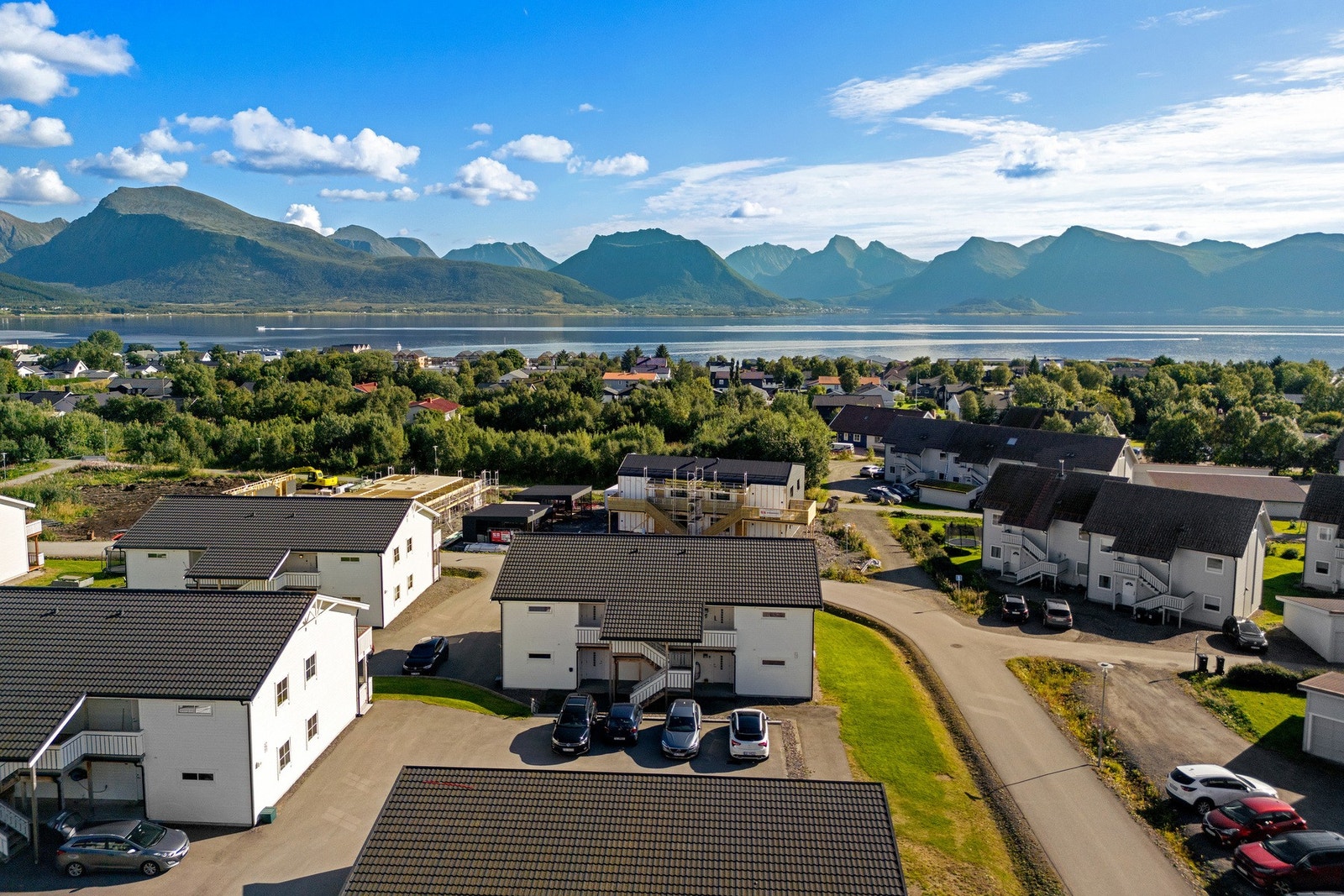 Rolig og etablert nabolag med kort vei til skole, butikk og natur Galleribilde