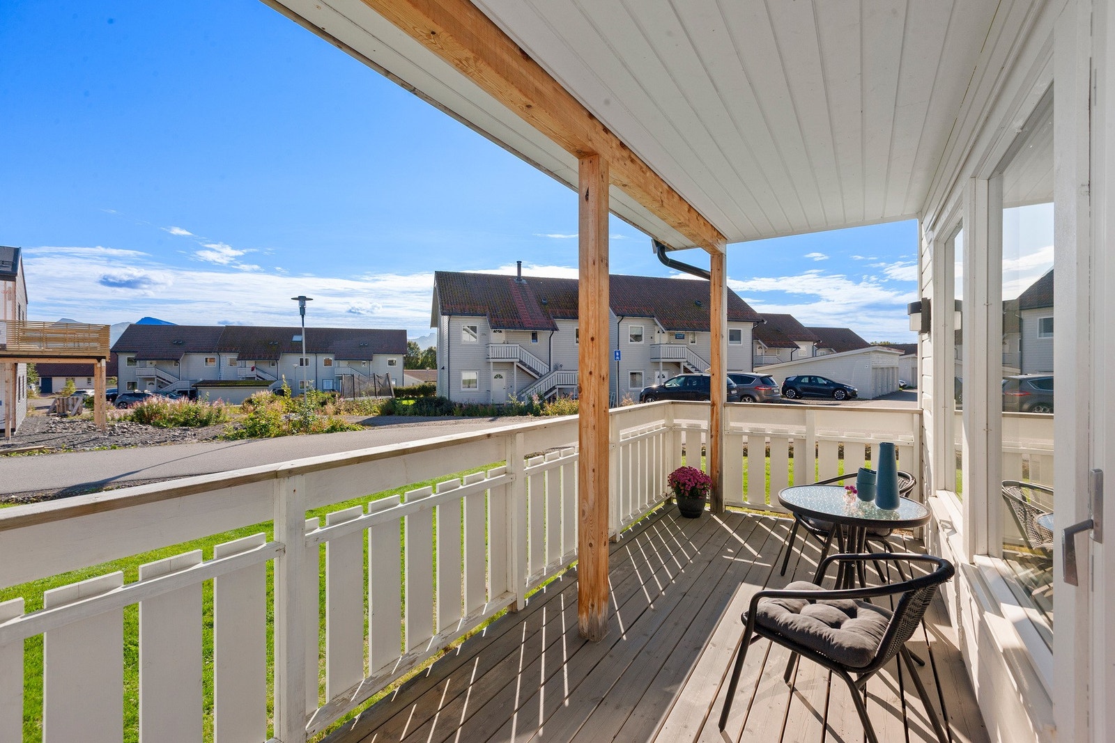 Fra stue/kjøkken har man direkte utgang til terrassen Galleribilde