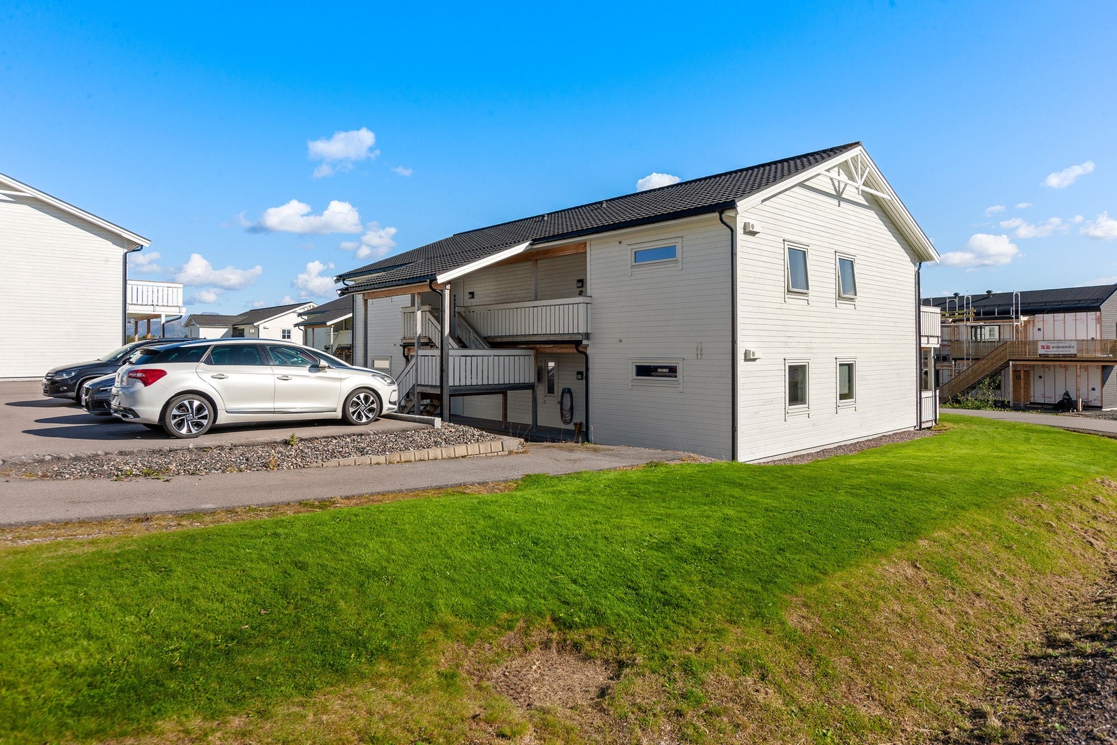 Leiligheten har 2 parkeringsplasser Galleribilde