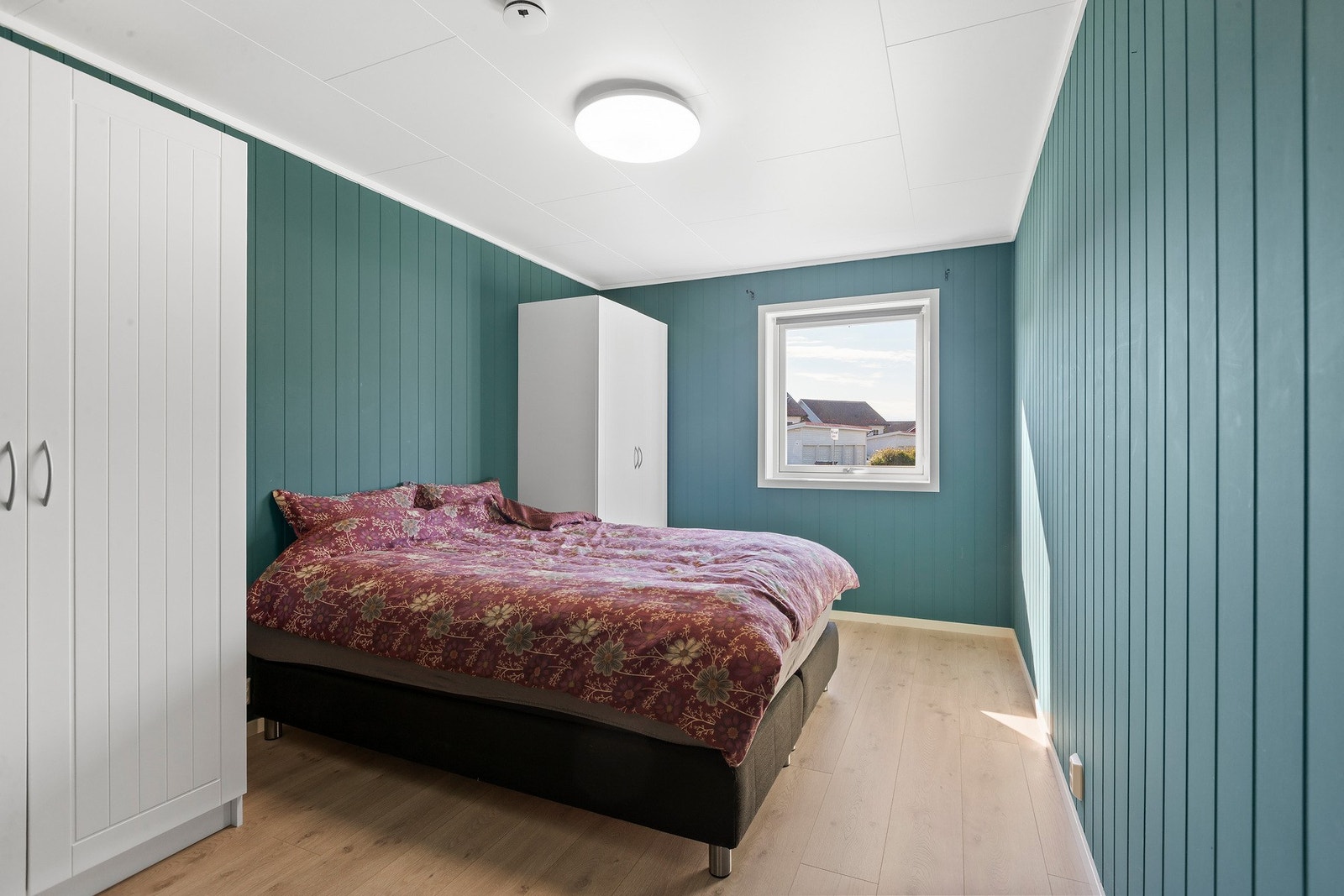 Romslig hovedsoverom med garderobe og plass til ro og hvile Galleribilde