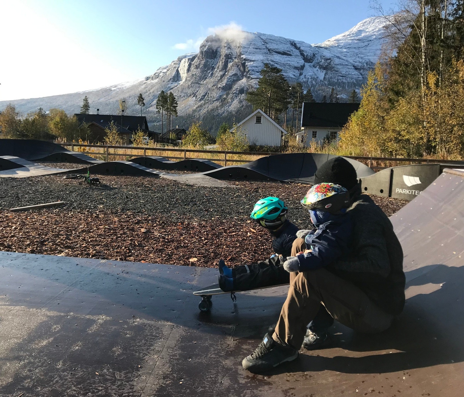 Hyggelig lekeområde med bl.a. skaterampe. Galleribilde