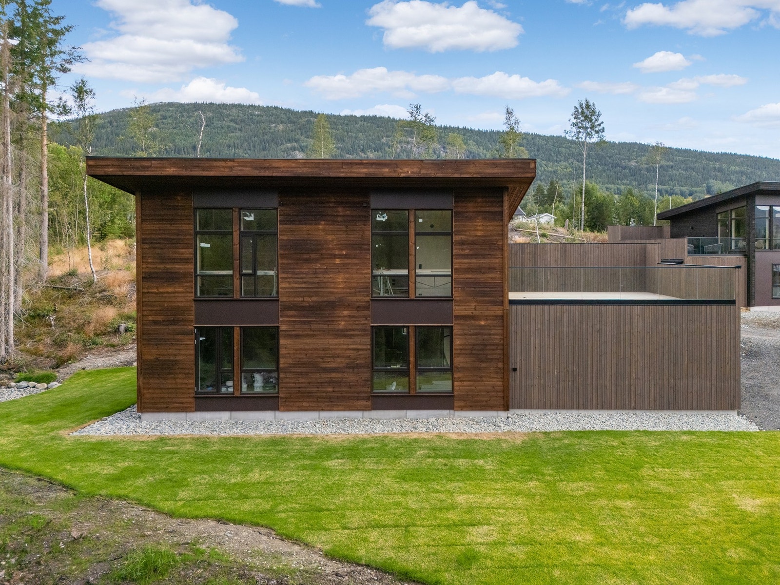 Boligen går over to plan og inneholder hele fem soverom. Galleribilde