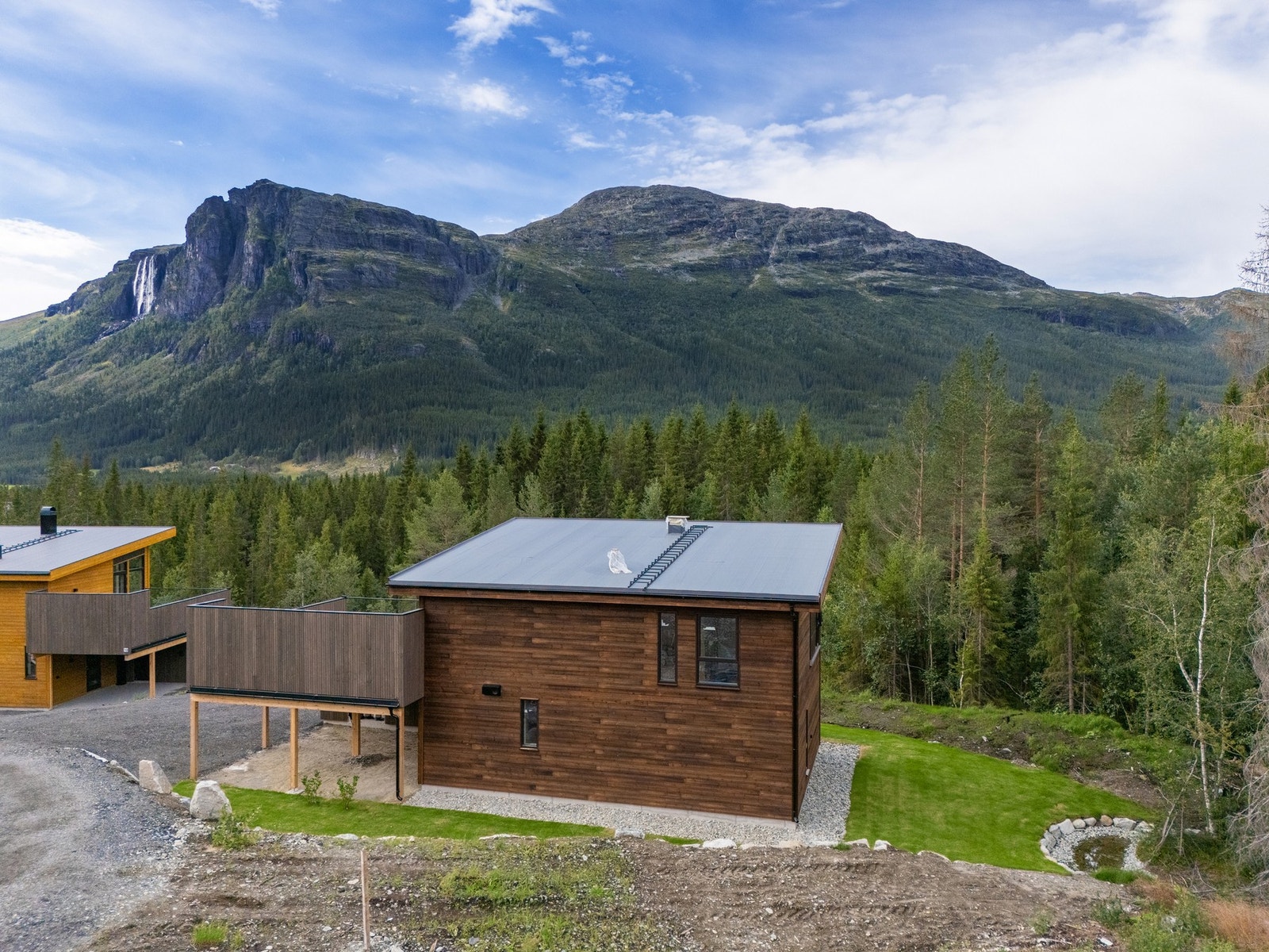 Naturskjønne omgivelser med friluftslivet rett utenfor døra. Galleribilde