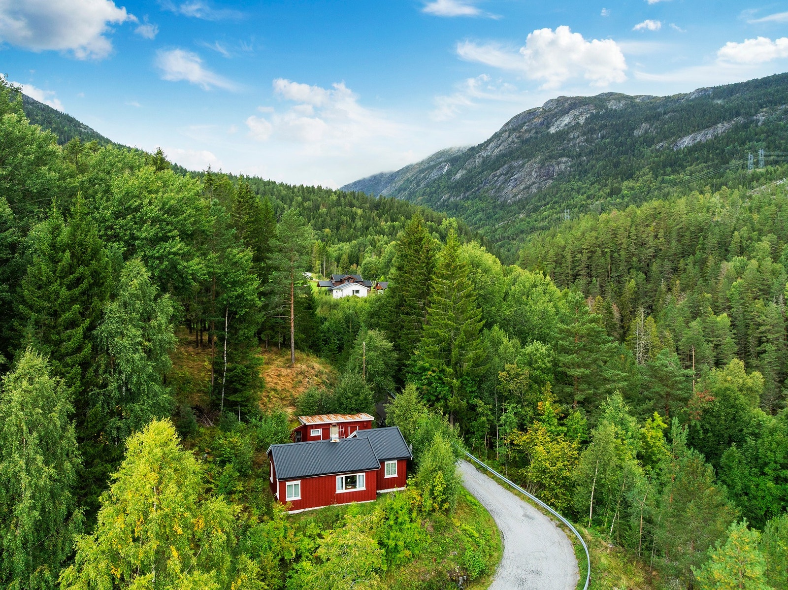 Den lille røde hytta i "skogen" Galleribilde