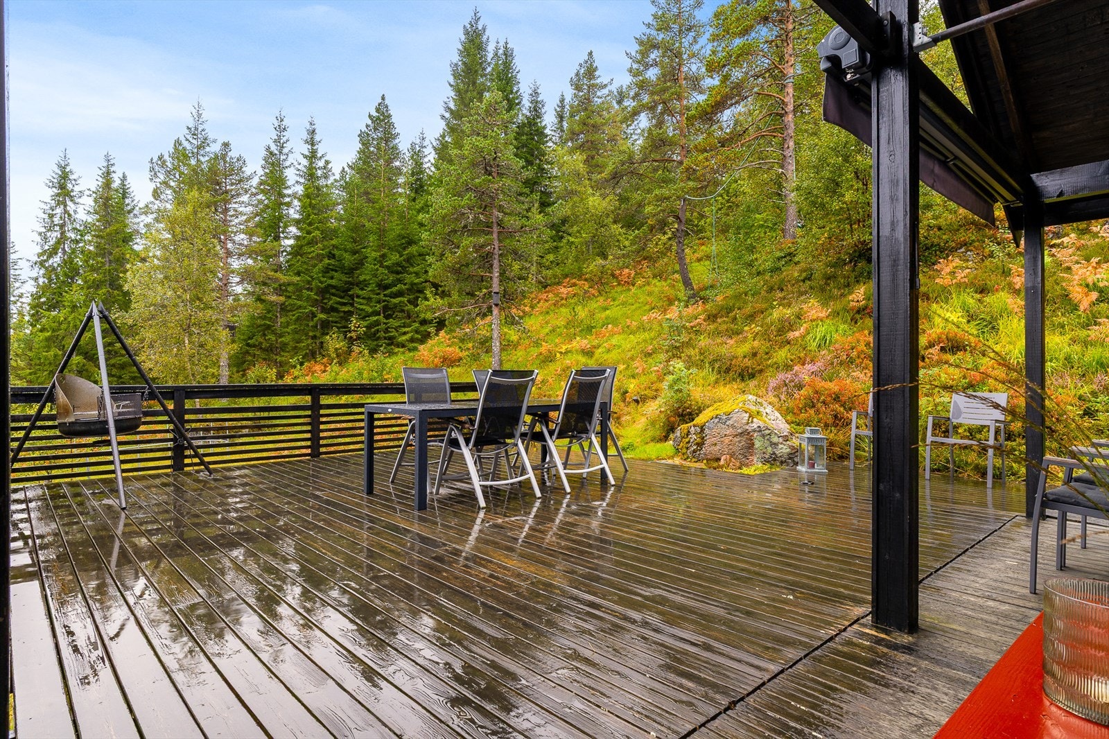 Terrasse og tett på naturen. Galleribilde