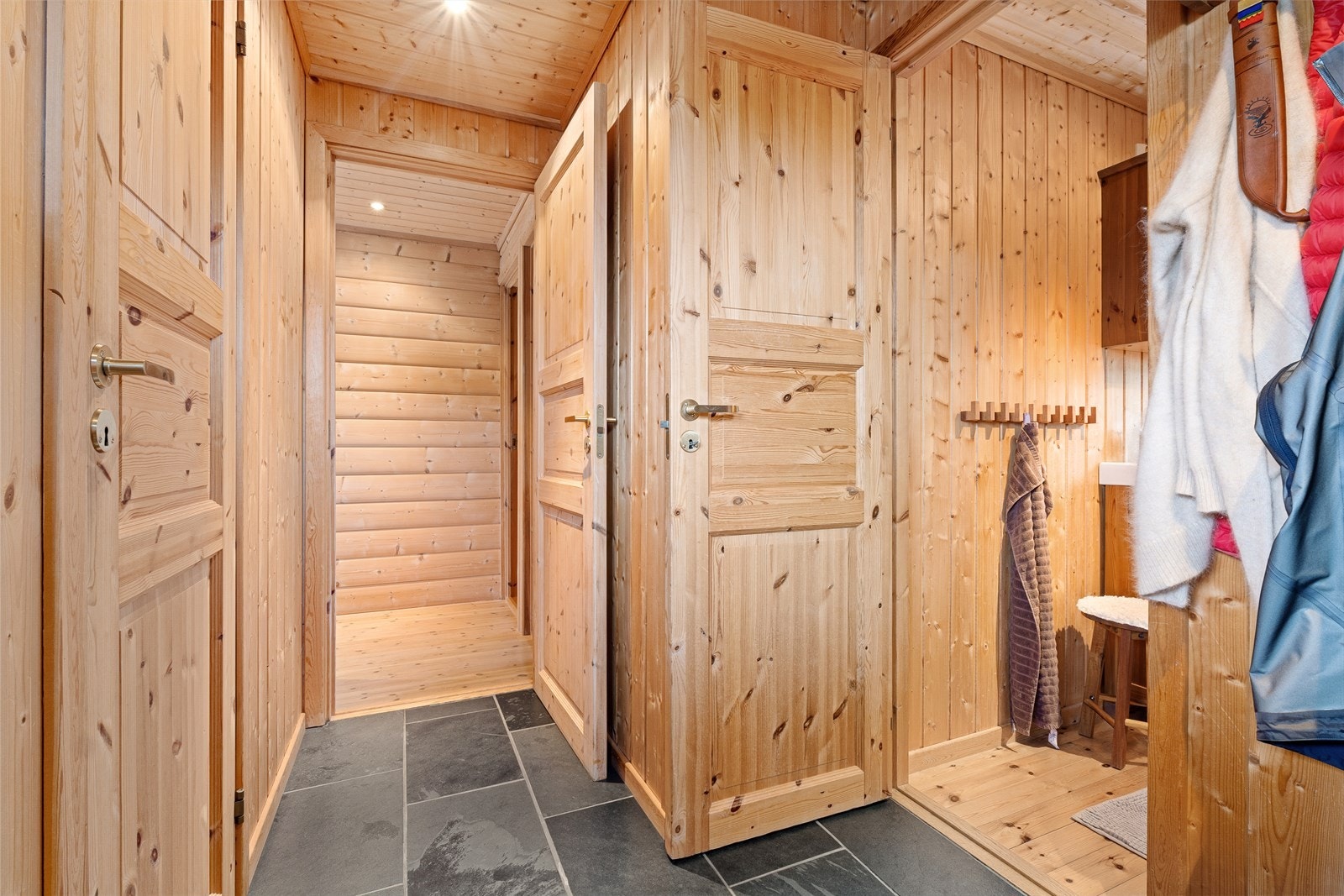 Gang med varmekabler. Galleribilde