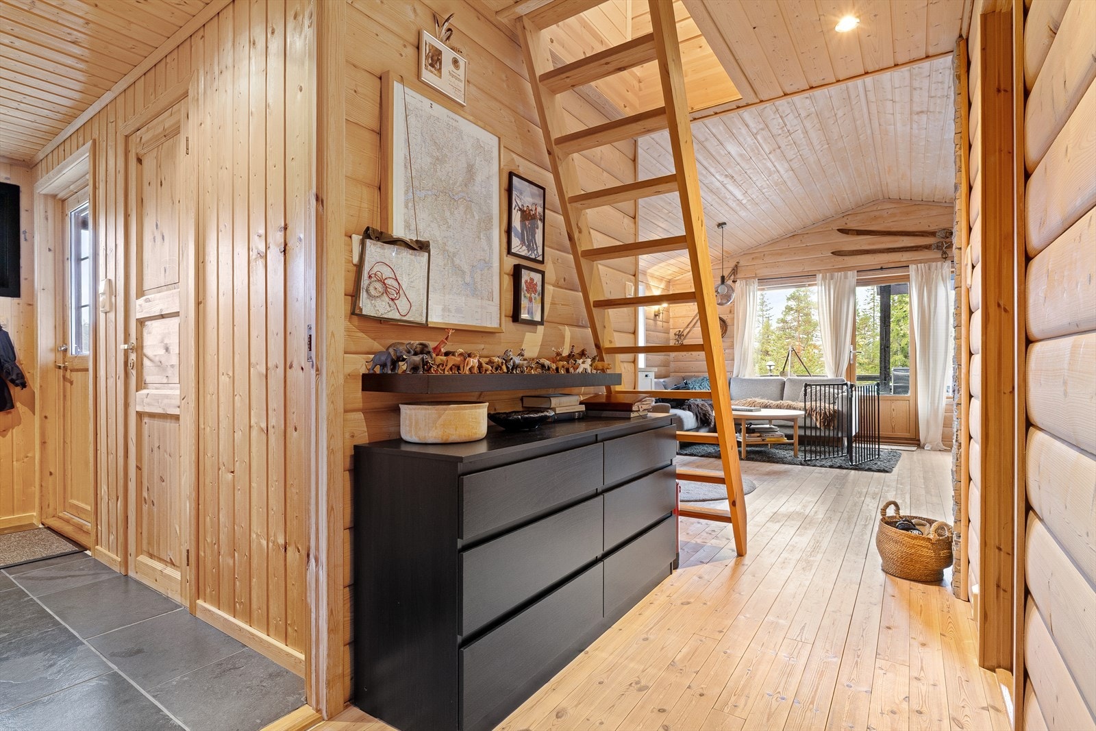 Lys og fin hytte. Galleribilde