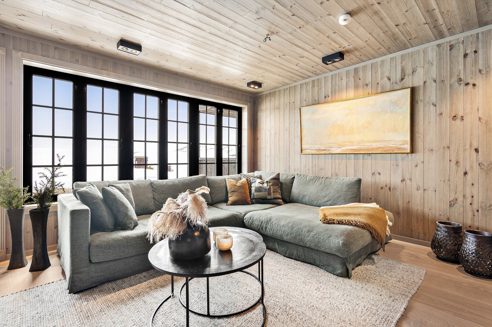 Stue med god plass til sofagruppe Galleribilde