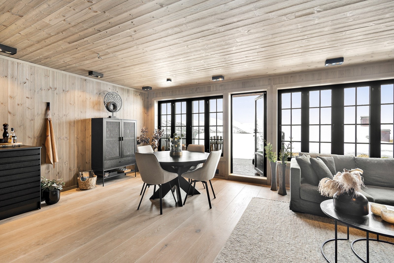 Lys og romslig stue/ kjøkken med spisestueplass og utgang til solrik veranda med fantastisk utsikt Galleribilde