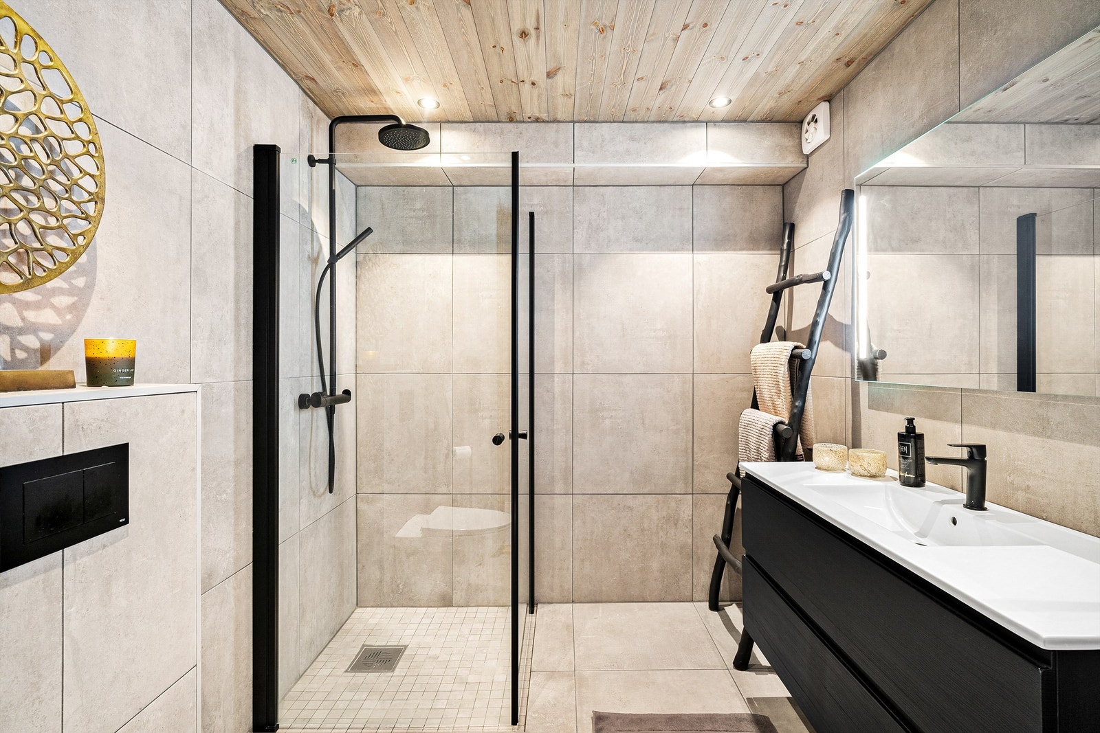 Moderne og innbydende bad med dusjhjørne, servant med skuffer og wc Galleribilde