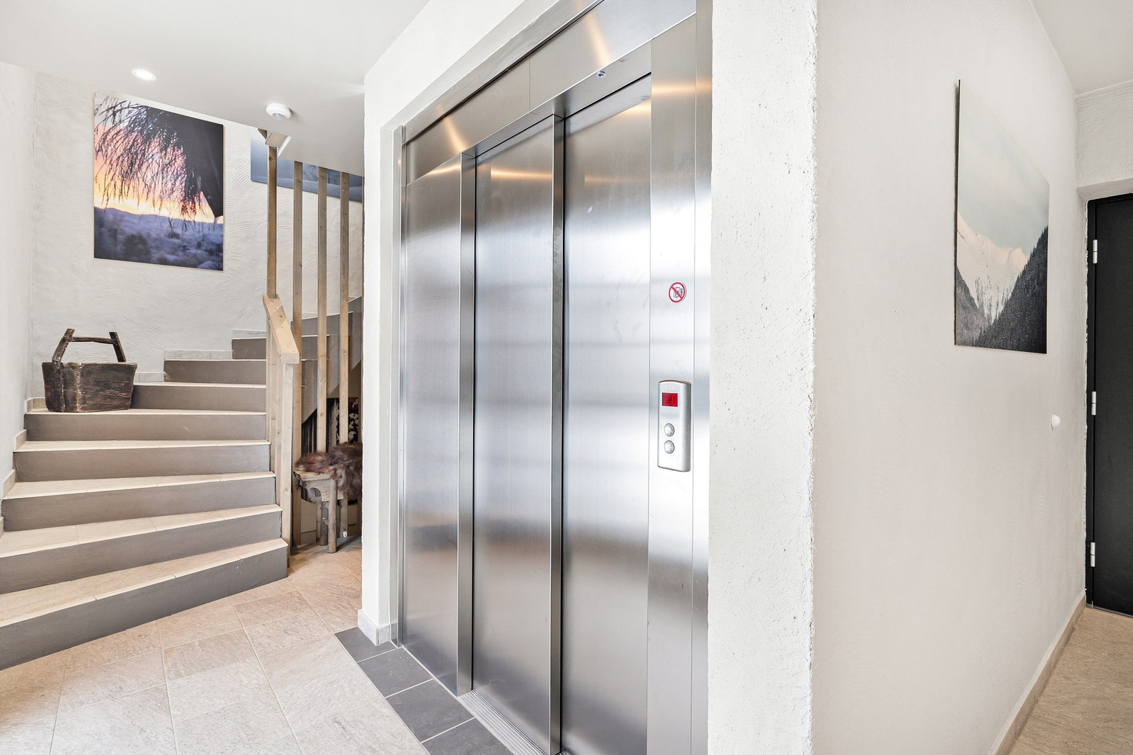 Flotte og hyggelige fellesarealer. Heis fra parkeringen og opp til leiligheten Galleribilde