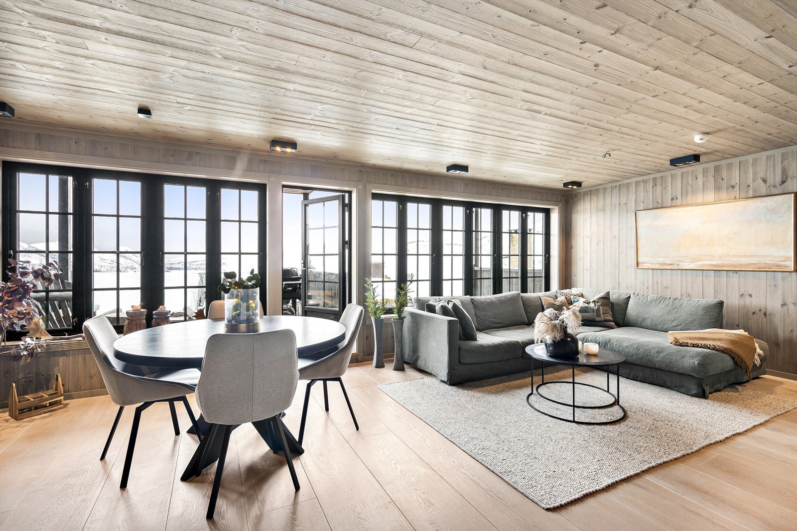 Godt med lys og utsikt fra store vindusflater Galleribilde