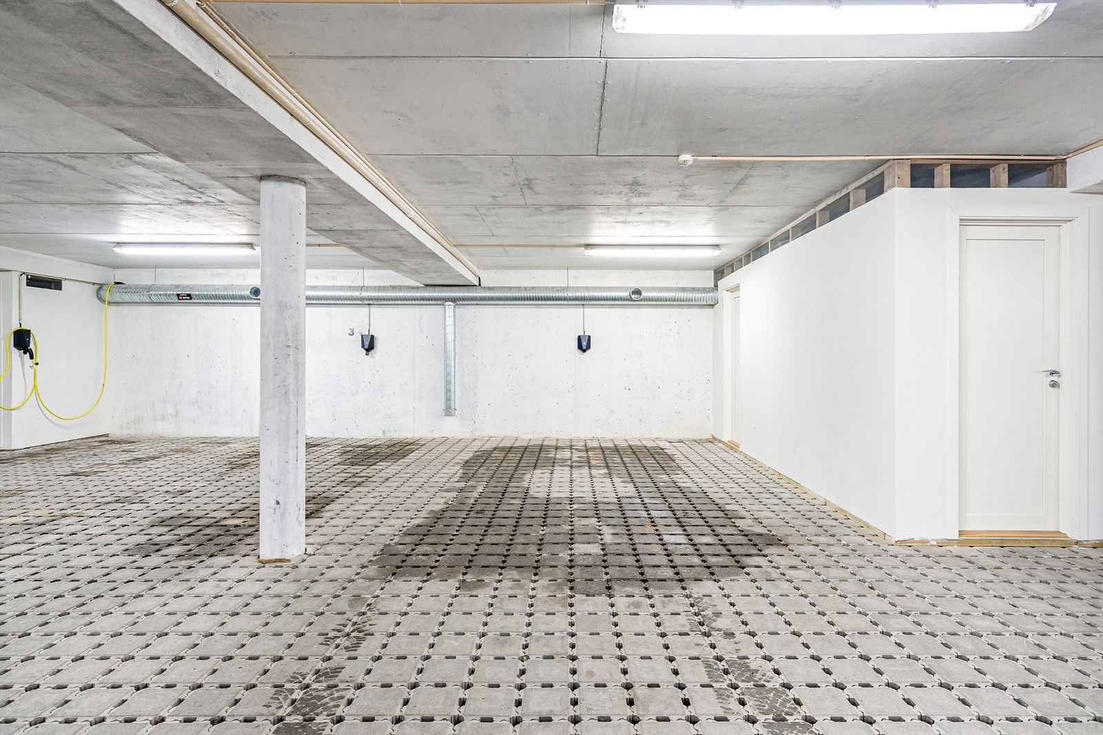 Parkeringskjeller. Leiligheten disponerer denne plassen og har mulighet for å montere elbil lader Galleribilde