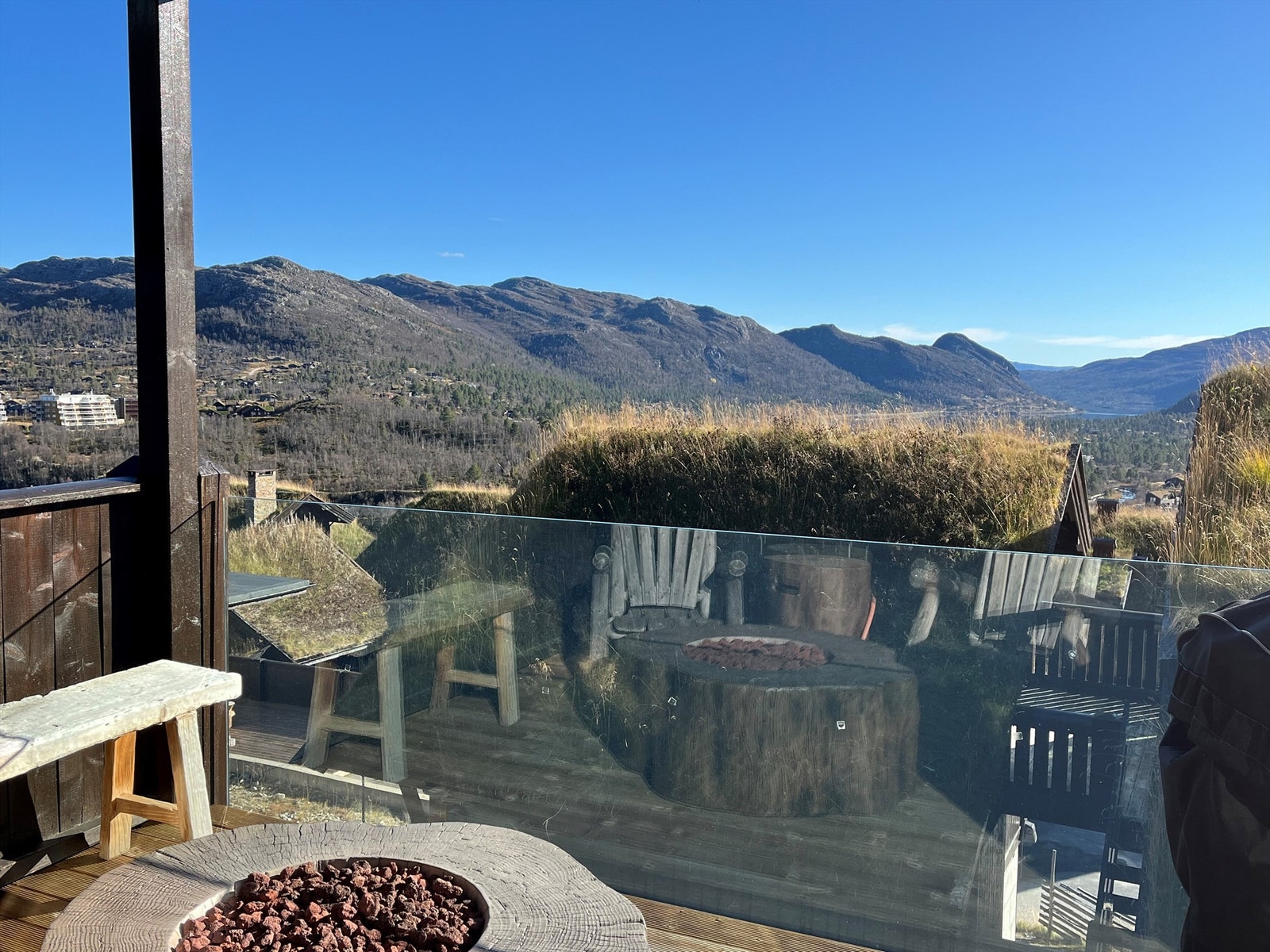 Velkommen til Alpin lodge 26 - Svært flott leilighet med Hovdens beste beliggenhet midt i bakken med ski in/ out. Gode solforhold og flott utsikt Galleribilde