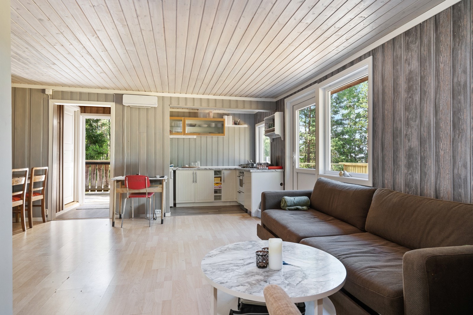 Åpen stue kjøkken løsning med utgang til terrasse Galleribilde