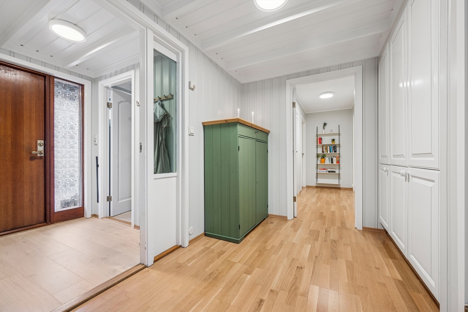 Det første som møter deg når du kommer inn er en romslig entré og gang. Det er garderobeskap med god plass til sko og yttertøy. Galleribilde